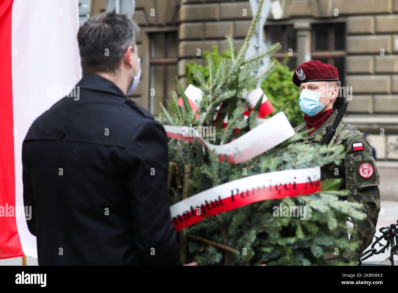 Der Soldat der polnischen Armee trägt während der Pandemie des Coronavirus eine Schutzmaske, während er am 3. Mai 2020 in Krakau, Polen, den Tag der Verfassung feiert. Die polnische Verfassung vom 3. Mai 1791 war die zweitälteste kodifizierte nationale Verfassung der Welt. (Foto von Beata Zawrzel/NurPhoto) Stockfoto