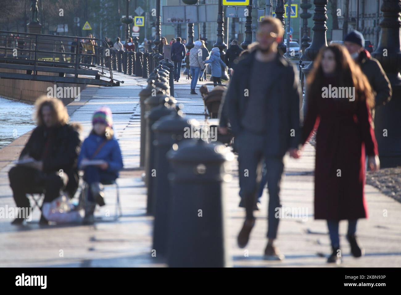 Am 3. Mai 2020 laufen die Menschen am Damm im Zentrum von Sankt Petersburg, in Sankt Petersburg, Russland, entlang.die Temperatur in der Stadt stieg auf +11 Grad. (Foto von Valya Egorshin/NurPhoto) Stockfoto