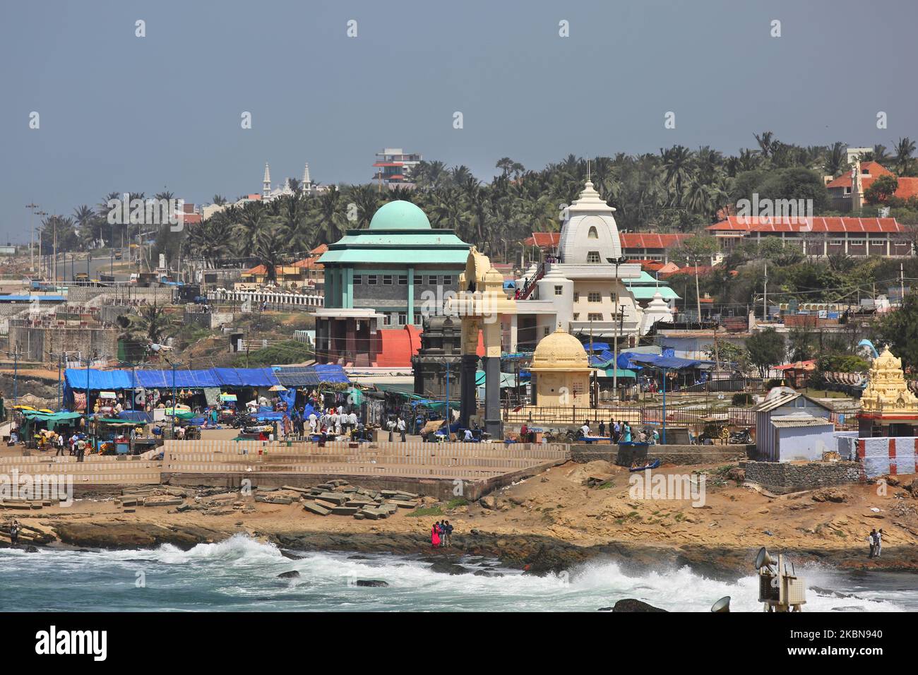 Gandhi Mandapam und das Kamarajar Mandapam (Kamarajar Memorial) in Kanyakumari, Tamil Nadu, Indien. Das 1956 erbaute Gandhi Mandapam (Gandhi-Denkmal) in Kanyakumari befindet sich an dem Ort, an dem Gandhis Asche aufbewahrt wurde, bevor sie ins Meer verstreut wurde, und weist einzigartige architektonische Details auf, um das Leben des geliebten Führers zu ehren. Das Kamarajar Mandapam wurde zu Ehren von Shri Kumarasami Kamaraj (bekannt als der Schwarze Gandhi) gebaut, dem Freiheitskämpfer, einem altgedienten politischen Führer und dem früheren Chief Minister von Tamil Nadu, der 1962 das „kostenlose Speiseprint“ in Schulen einführte, um die Ärmsten zu ermutigen Stockfoto