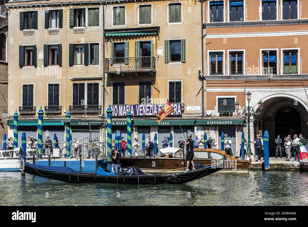 Menschen, die am 4. Mai 2020 auf der Rialtobrücke in Venedig, Italien, demonstrierten und während des Notfalls covid19 die Beschränkungen für Bars und Restaurants und andere kommerzielle Aktivitäten lockern forderten (Foto: Giacomo Cosua/NurPhoto) Stockfoto