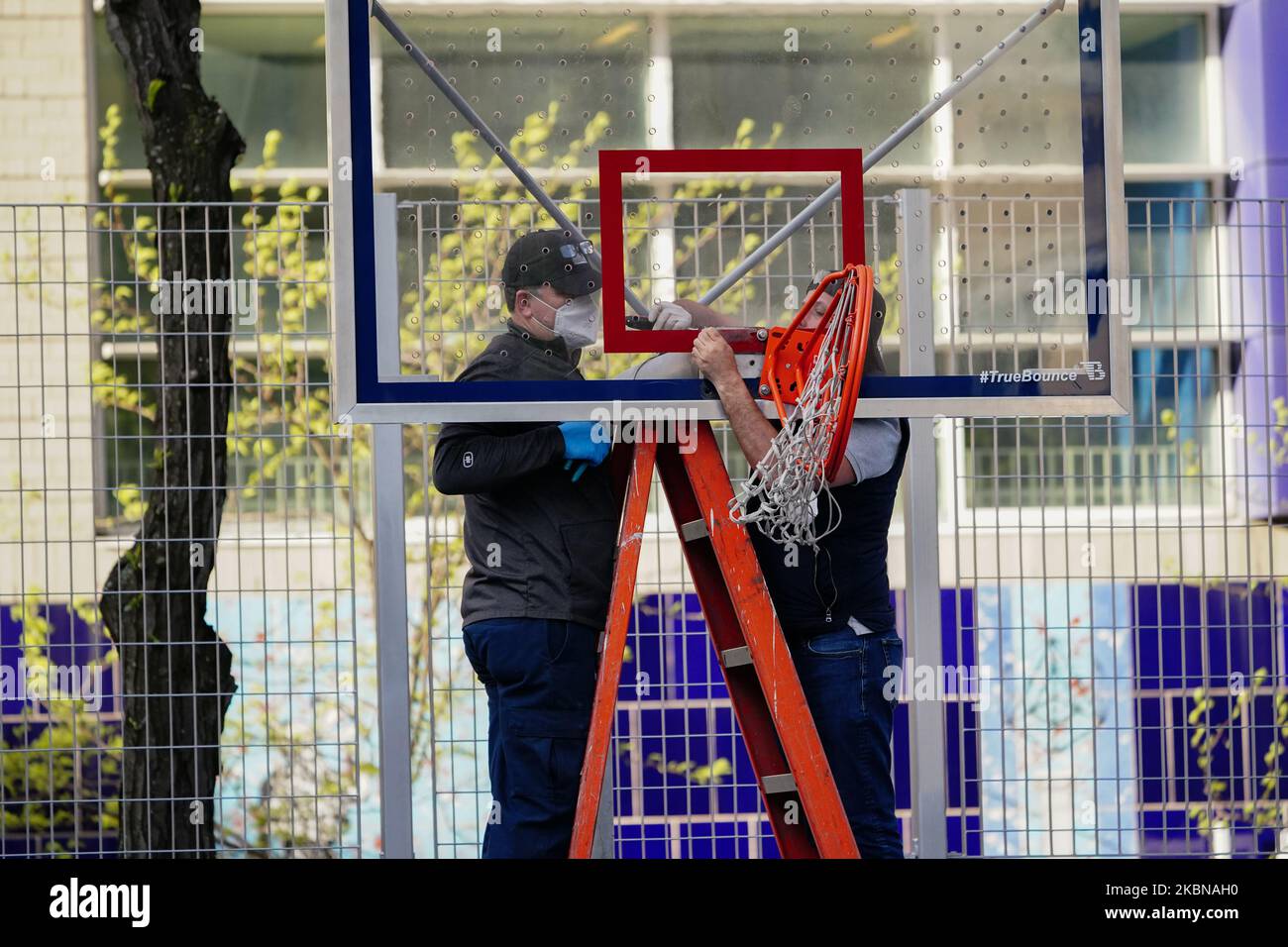 Ein Basketballring wird in einem öffentlichen Park entfernt, um Gruppen zu entmutigen, die während der Coronavirus-Pandemie am 4. Mai 2020 in New York City, USA, spielen. (Foto von John Nacion/NurPhoto) Stockfoto