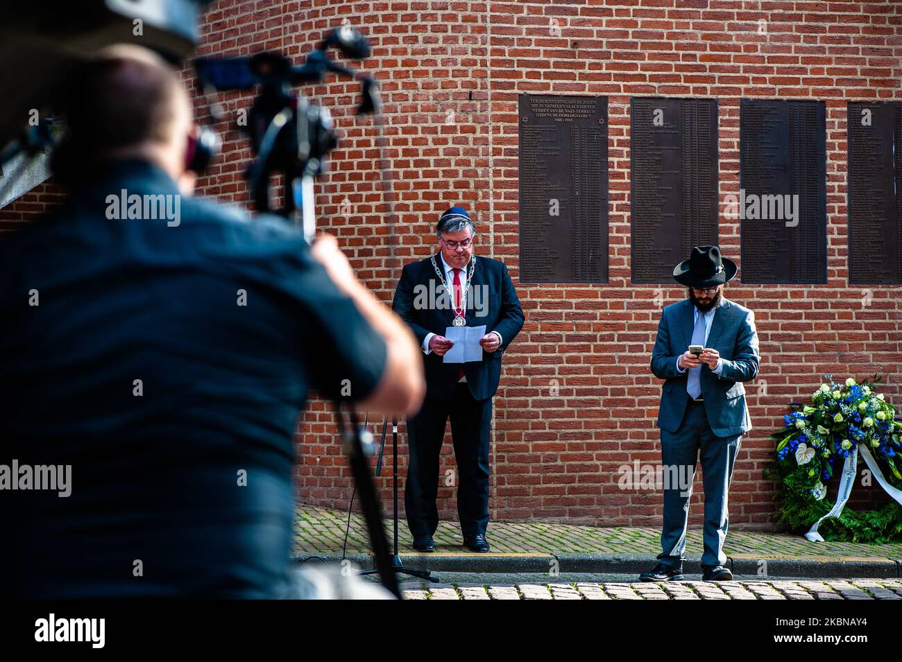Rabbi M. Levin und der Bürgermeister von Nijmegen, Hubert Bruls, der auch Vorsitzender des Sicherheitsrates des Landes ist, halten die Zeremonie im „Kitty de Wijze“ ab, einem Denkmal, das am 4.. Mai 2020 zum Symbol des Juden in Nijmegen geworden ist. (Foto von Romy Arroyo Fernandez/NurPhoto) Stockfoto