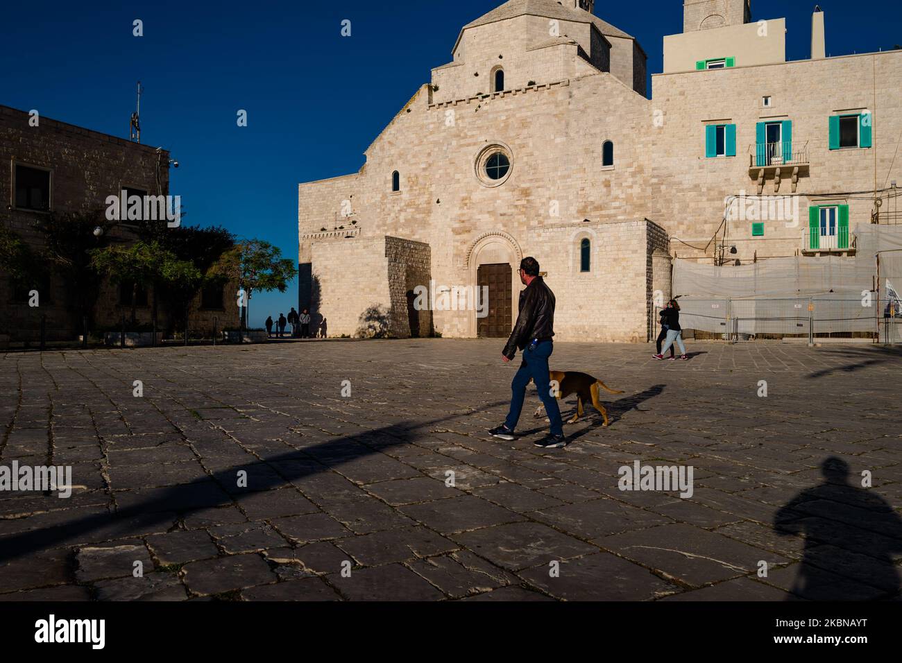 Nach 50 Tagen Quarantäne gehen die Menschen am 4. März, dem Starttag der Phase 2 des Coronavirus-Notfalls in Molfetta am 4. März 2020, spazieren (Foto: Davide Pischettola/NurPhoto) Stockfoto