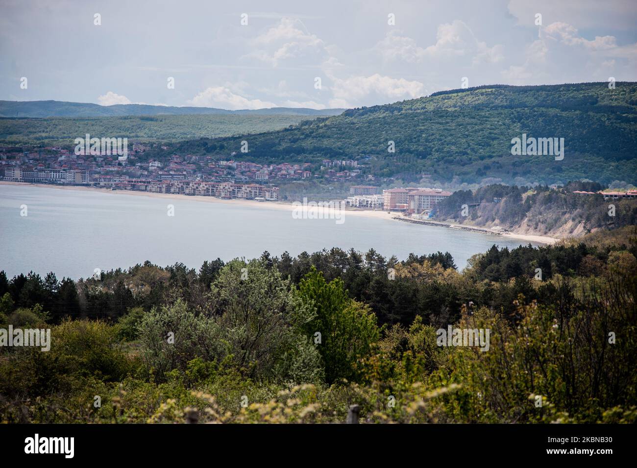 Allgemeine Ansicht des zentralen Strandes der Stadt und des Ortes Obzor, Bulgarien am 04. Mai 2020. Bulgarien bereitet sich auf den Sommer vor. Die Hotels werden am 1.. Juli eröffnet. Die Eigentümer erwarten immer noch, dass die Regierung einheitliche Standards für Desinfektion und physische Distanzierung ernennt. Sie sollten mit denen aus anderen EU-Ländern synchronisiert werden. In diesem Sommer wird Bulgarien nach einer Ausweitung des internen Tourismus suchen. In den kommenden Jahren muss jedoch ernsthaft daran gearbeitet werden, das Land am Mai für Touristen aus der EU und aus Drittländern, Obzor, Bulgarien, noch appetitöser zu machen Stockfoto