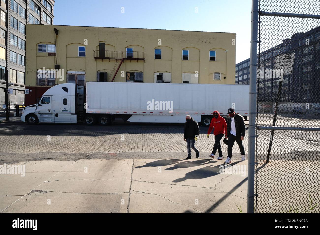 Ein Blick auf den 39. St. Pier am 5. Mai 2020 im Stadtteil Brooklyn in New York City. Der New Yorker Medical Examiner betreibt jetzt eine langfristige Katastrophenmorgue am Brooklyn's 39. St. Pier, wo menschliche Überreste in Gefriertrucks aufbewahrt werden, um den von der COVID-19-Krise überwältigten Bestattungsleitern zu Hilfe zu kommen. (Foto von John Nacion/NurPhoto) Stockfoto