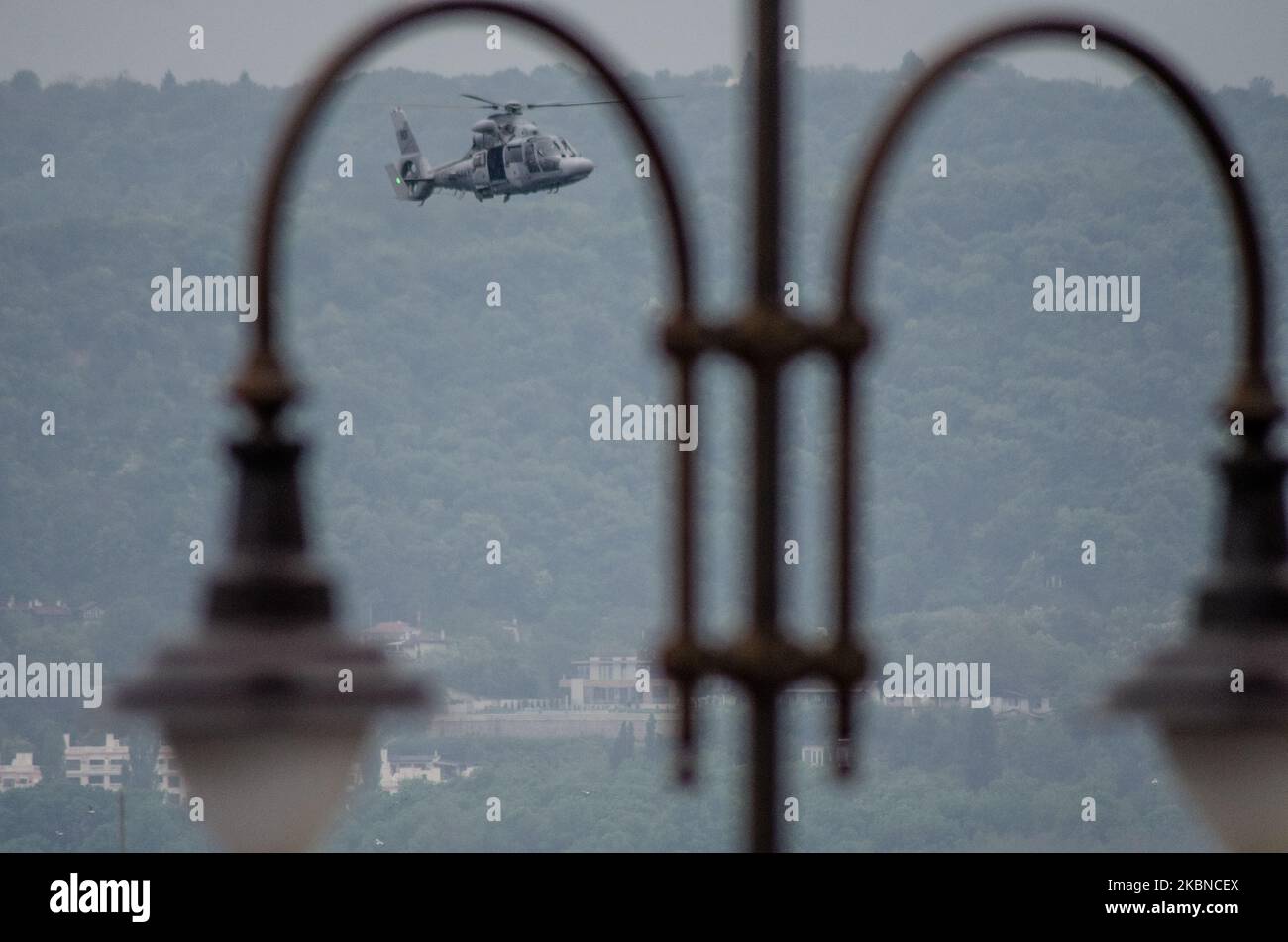 Der 6. Mai ist der Nationalfeiertag der bulgarischen Armee, Tag der Tagesprage. In diesem Jahr wurde aufgrund von Covid-19 die traditionelle Militärparade abgesagt. Stattdessen wurden in allen Militärbasen in Bulgarien militärische Übungen organisiert. In Varna demonstrierte die MARINE, die Kontrolle über ein Schiff zu übernehmen, das wegen Waffenhandels verdächtigt wurde. Die Übung wurde am 06. Mai 2020 mit dem Motorboot, dem Eindringungsschiff, den Hochgeschwindigkeitskriegschiffen und dem Navy Panther-Hubschrauber, Varna, Bulgarien, durchgeführt (Foto: Hristo Rusev/NurPhoto) Stockfoto