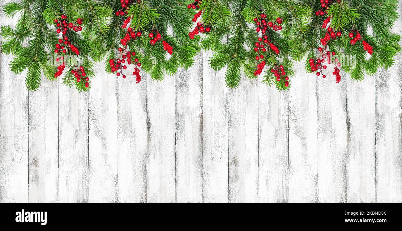 Weihnachtliche Dekoration auf weißem rustikalem Holzhintergrund Stockfoto