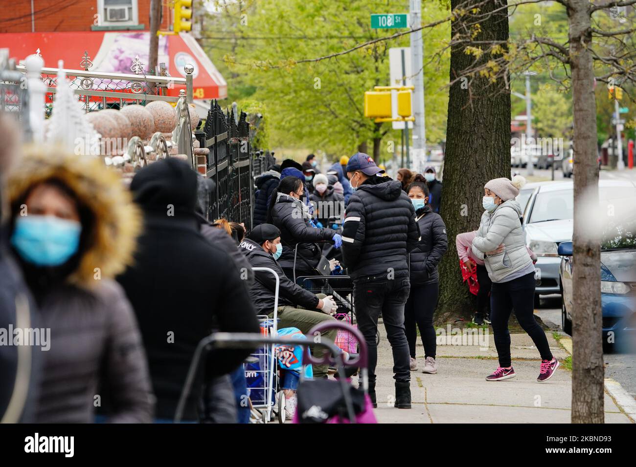 Ein Blick auf eine lange Menschenschar, die während der Coronavirus-Pandemie am 6. Mai 2020 4 Blöcke für Hilfsgüter im Elmcor Building in Corona, Queens, New York, USA, ausdehnt. (Foto von John Nacion/NurPhoto) Stockfoto