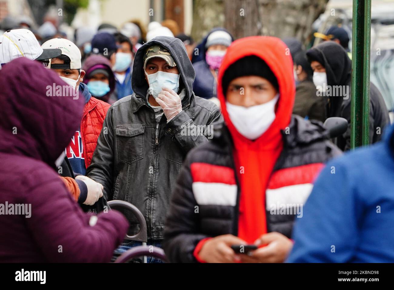 Ein Blick auf eine lange Menschenschar, die während der Coronavirus-Pandemie am 6. Mai 2020 4 Blöcke für Hilfsgüter im Elmcor Building in Corona, Queens, New York, USA, ausdehnt. (Foto von John Nacion/NurPhoto) Stockfoto