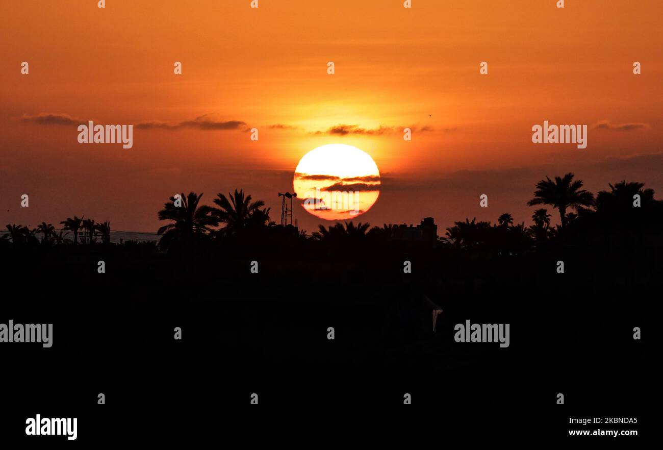 Der Sonnenuntergang über der Stadt Deir Al-Balah im zentralen Gazastreifen, am 6. Mai 2020. (Foto von Sameh Rahmi/NurPhoto) Stockfoto