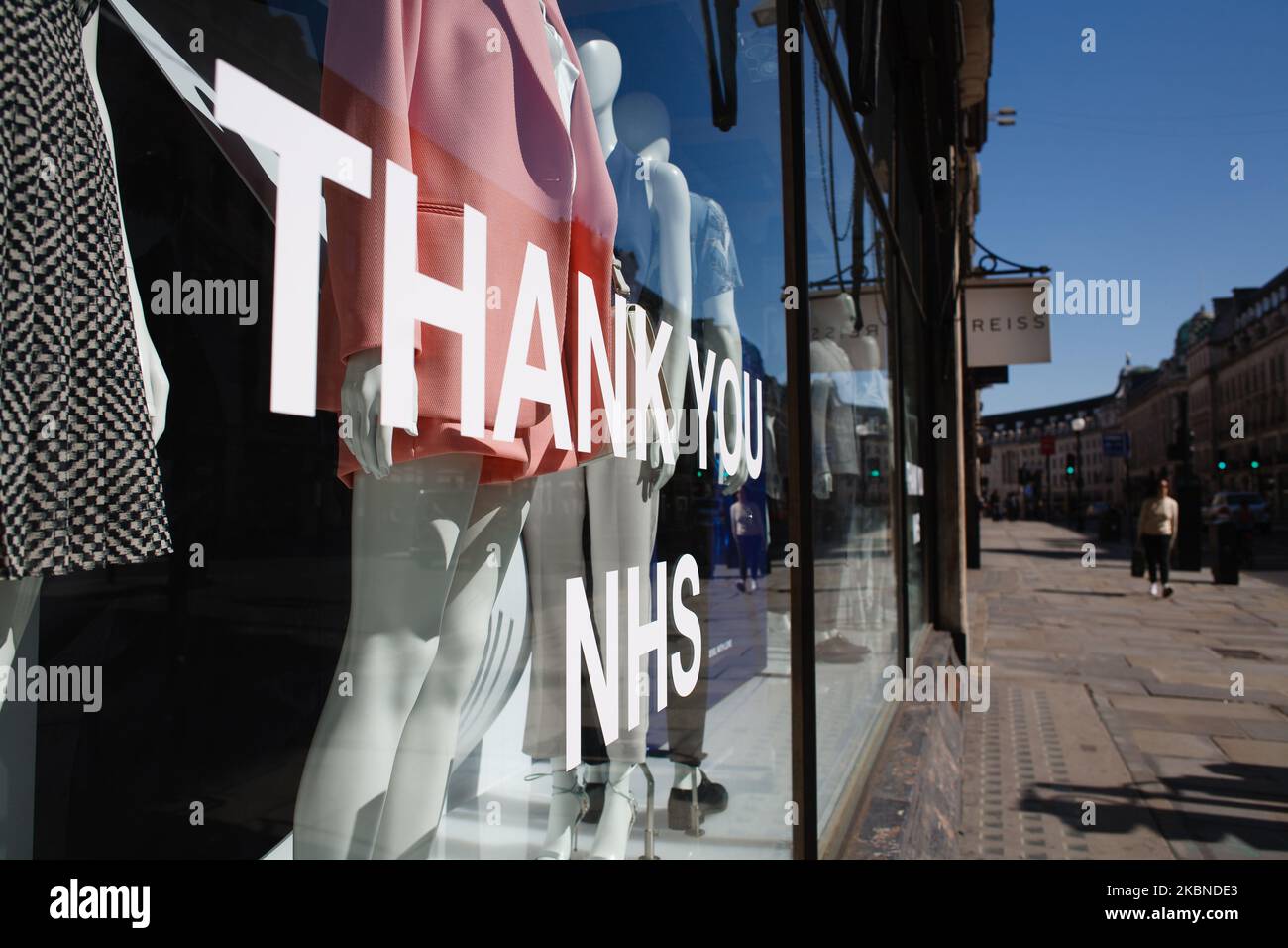 Eine Dankesbotschaft an den National Health Service (NHS) erstreckt sich am 6. Mai 2020 über das Fenster einer Filiale des Bekleidungshändlers Reiss auf einer nahezu menschenleeren Regent Street in London, England. Großbritannien befindet sich nun weit in der siebten Woche der Blockierung des Coronavirus, obwohl eine leichte Lockerung der Beschränkungen voraussichtlich am kommenden Sonntag bekannt gegeben werden wird, zusammen mit einem Zeitplan für weitere „Erleichterungen“ in den kommenden Monaten. Laut den heutigen Zahlen des britischen Gesundheitsministeriums haben Covid-19-Todesfälle im ganzen Land mittlerweile 30.076 erreicht. Diese Zahl wird derzeit berücksichtigt Stockfoto