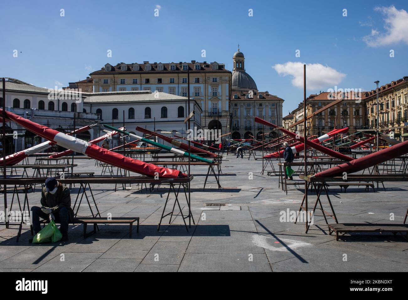 Turin, Italien 29.. April 2020. Die leeren Stände des Porta Palazzo-Marktes wurden nach dem Markt aus Sicherheitsgründen während der Sperre vorübergehend geschlossen, um die Ausbreitung der Coronavirus-Krankheit zu stoppen (COVID-19). (Foto von Mauro Ujetto/NurPhoto) Stockfoto