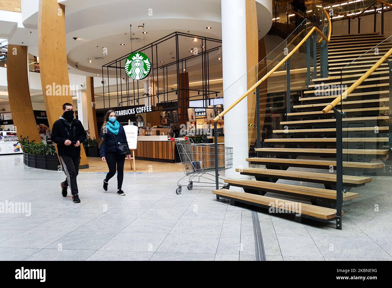 Nach der Wiedereröffnung während der Coronavirus-Pandemie am 7.. Mai 2020 in Krakau, Polen, werden Kunden im Bonarka-Einkaufszentrum gesehen. Nach sieben Wochen der Sperrung wurden Einkaufszentren in ganz Polen wieder eröffnet, in denen sanitäre Vorschriften gelten. Die Anzahl der Käufer war begrenzt, und die Food- und Coffee Courts sind immer noch geschlossen. (Foto von Beata Zawrzel/NurPhoto) Stockfoto