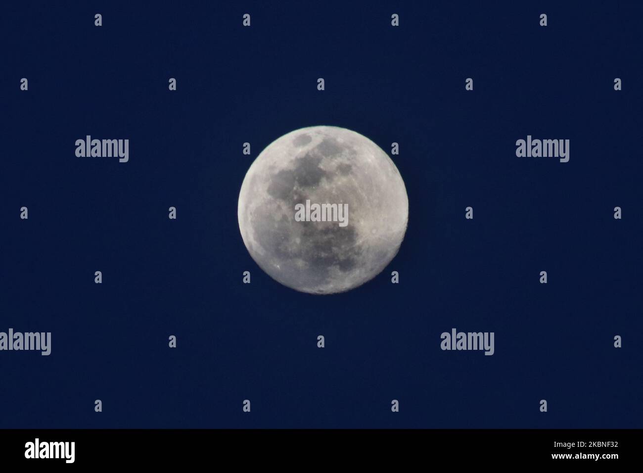 Am 7. Mai 2020 steigt in der indischen Stadt Joy Kalkutta ein Vollmond auf. (Foto von Debajyoti Chakraborty/NurPhoto) Stockfoto