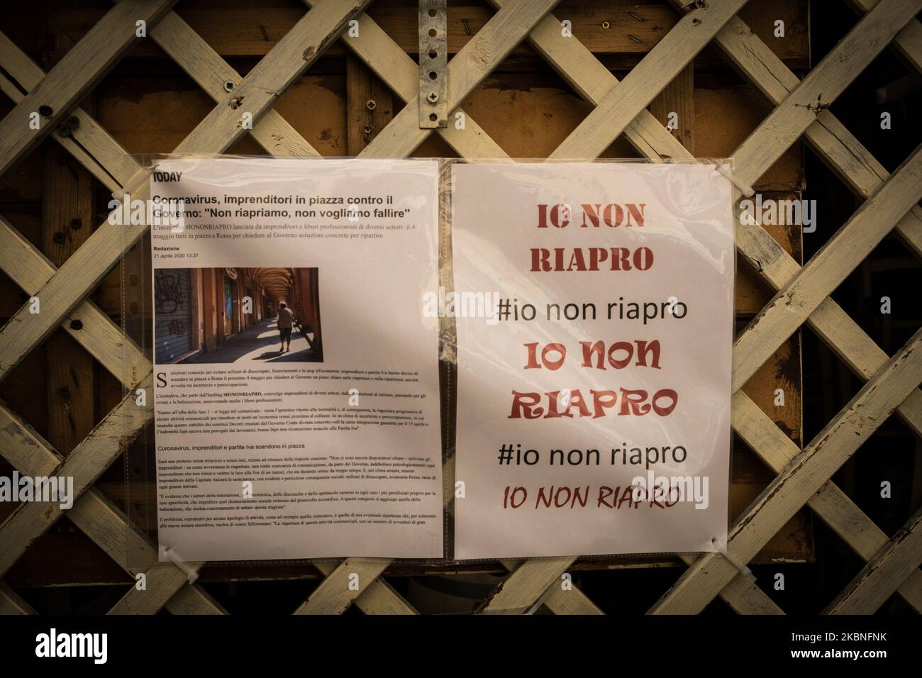 Auf dem Bild das Restaurant La Taverna Antonina Via della Colonna Antonina, in Rom, Italien, am 8. Mai 2020. Die Wiedereröffnungen in einigen Sektoren sind ein Chimäre, Zeitpunkt und Modalitäten für viele Aktivitäten, die noch unbekannt sind, und viele beklagen sich über unzureichende Hilfe. Und es gibt diejenigen, die befürchten, dass die Erholung, ohne angemessene Garantien und Unterstützung, ein Schritt in Richtung Konkurs sein könnte, haben einige Restaurants angesichts der Wirtschaftskrise, die durch die Covid-19-Pandemie (Coronavirus) verursacht wurde, ein Schild mit geschrieben (ich öffne nicht). (Foto von Andrea Ronchini/NurPhoto) Stockfoto