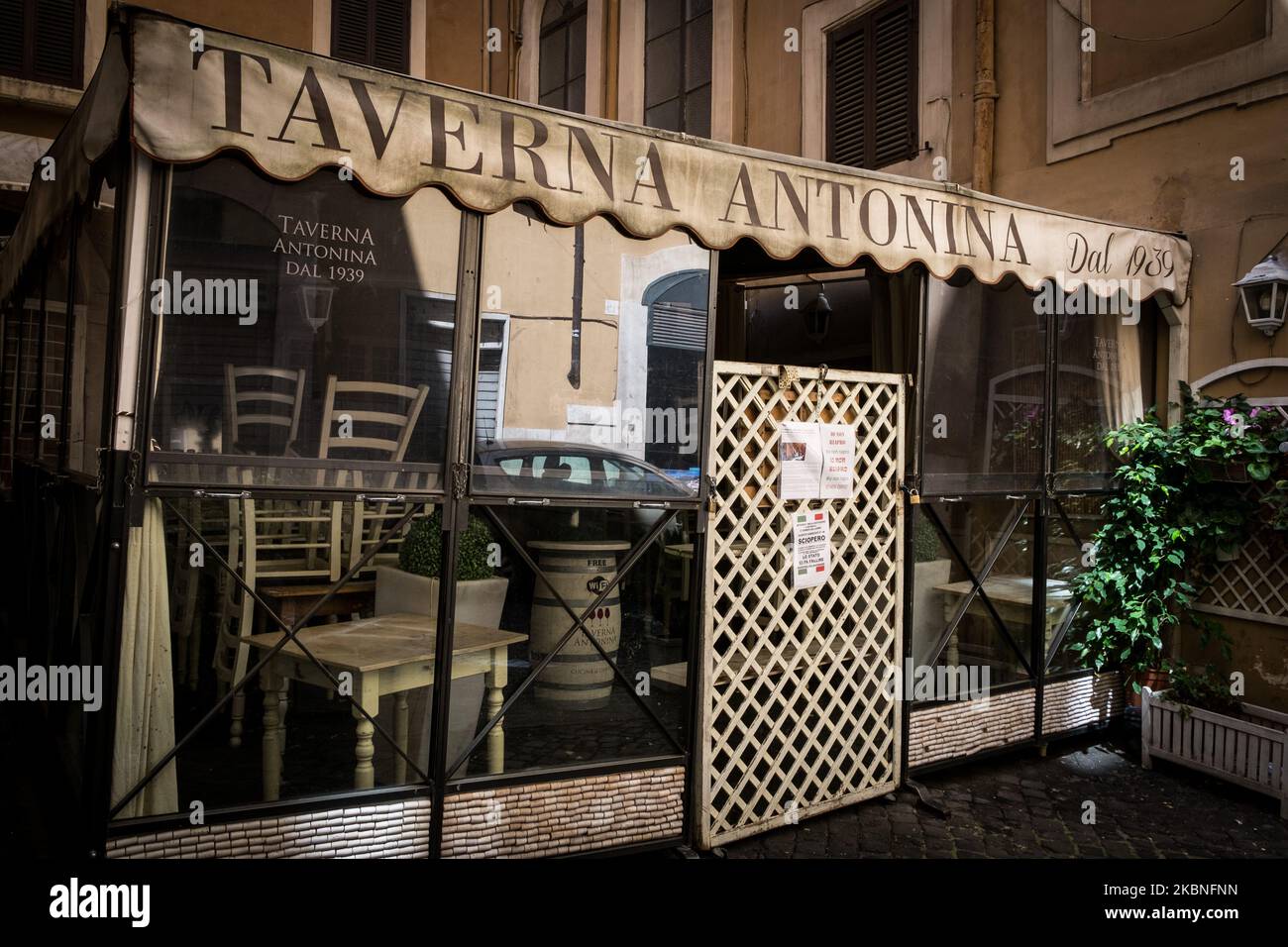 Auf dem Bild das Restaurant La Taverna Antonina Via della Colonna Antonina, in Rom, Italien, am 8. Mai 2020. Die Wiedereröffnungen in einigen Sektoren sind ein Chimäre, Zeitpunkt und Modalitäten für viele Aktivitäten, die noch unbekannt sind, und viele beklagen sich über unzureichende Hilfe. Und es gibt diejenigen, die befürchten, dass die Erholung, ohne angemessene Garantien und Unterstützung, ein Schritt in Richtung Konkurs sein könnte, haben einige Restaurants angesichts der Wirtschaftskrise, die durch die Covid-19-Pandemie (Coronavirus) verursacht wurde, ein Schild mit geschrieben (ich öffne nicht). (Foto von Andrea Ronchini/NurPhoto) Stockfoto