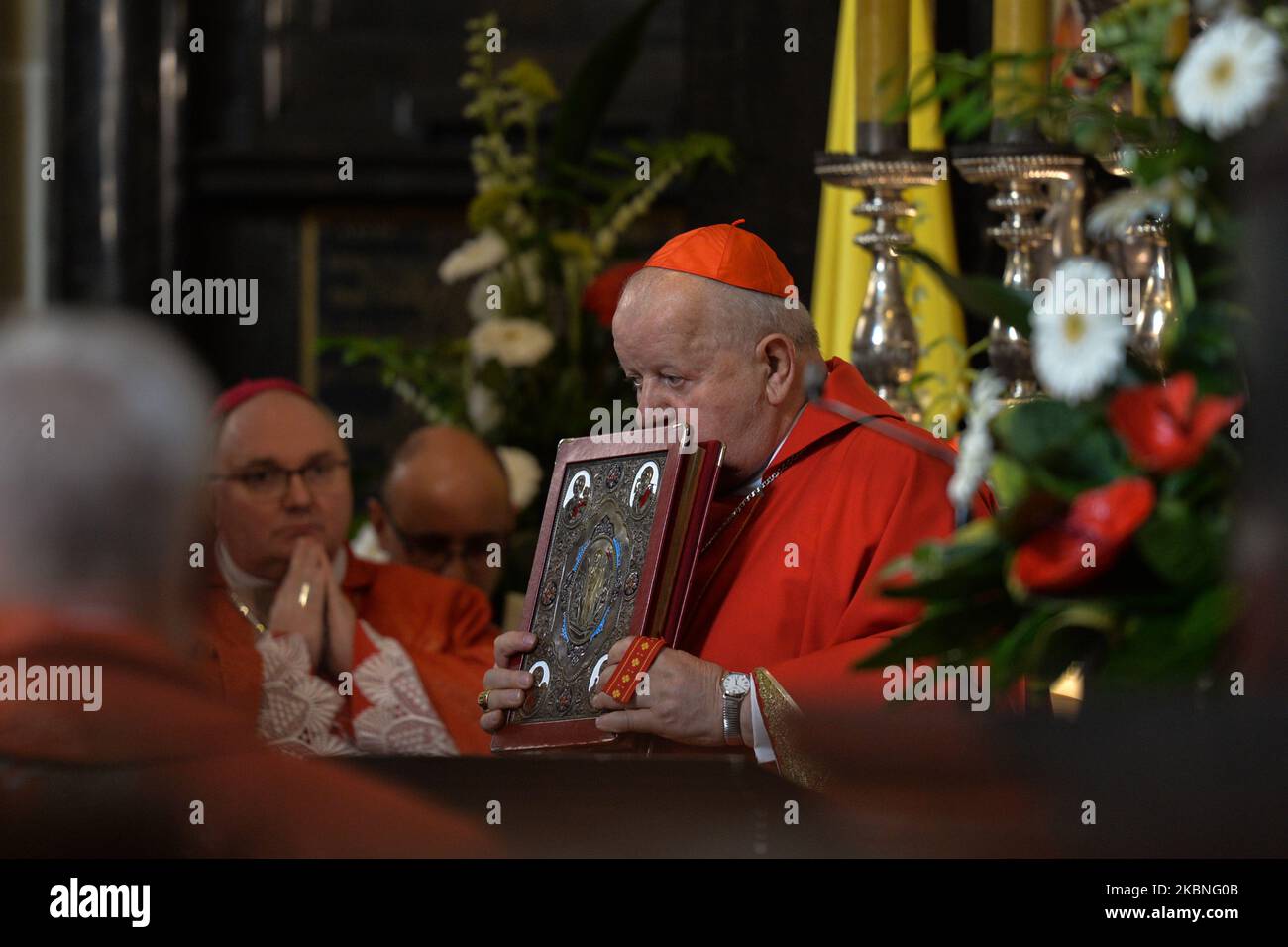 Kardinal Stanislaw Dziwisz leitet die Messe am Fest des heiligen Stanislaus, Bischof und Märtyrer, des Hauptpatrons Polens, vor dem silbernen Sarkophag des heiligen Stanislaus in der Wawel-Kathedrale. Am Freitag, den 8. Mai 2020, in Jerusalem, Israel. (Foto von Artur Widak/NurPhoto) Stockfoto