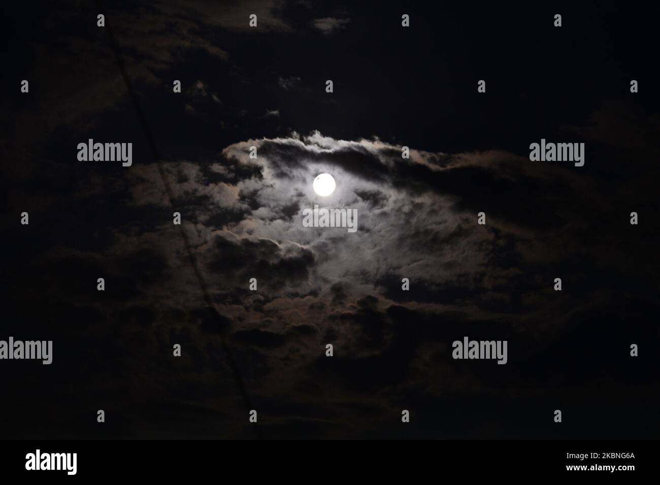 Vollmond ist am 09. Mai 2020 am Himmel über der Stadt Dhaka in Bangladesch zu sehen. (Foto von Mamunur Rashid/NurPhoto) Stockfoto