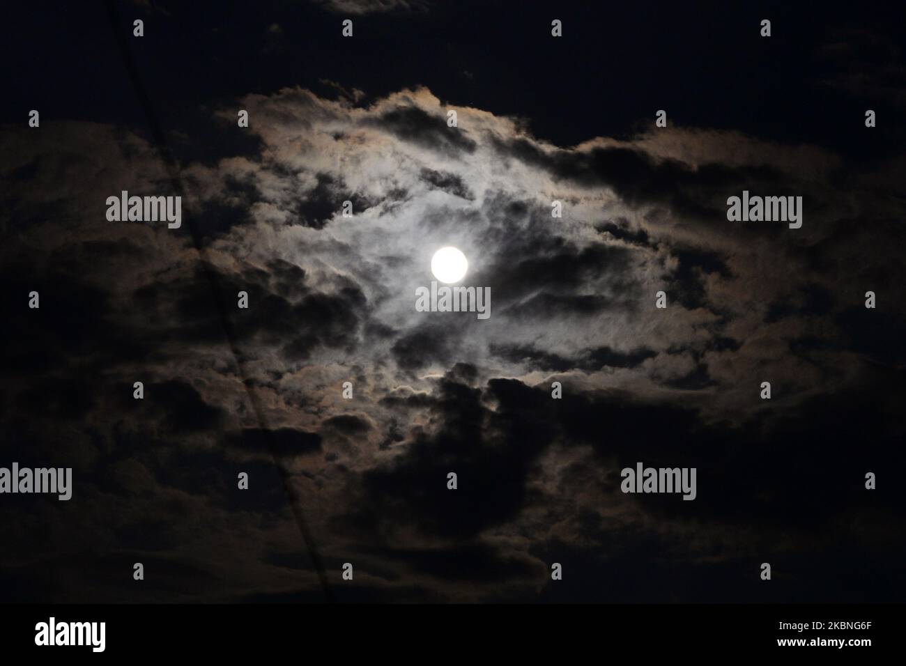 Vollmond ist am 09. Mai 2020 am Himmel über der Stadt Dhaka in Bangladesch zu sehen. (Foto von Mamunur Rashid/NurPhoto) Stockfoto