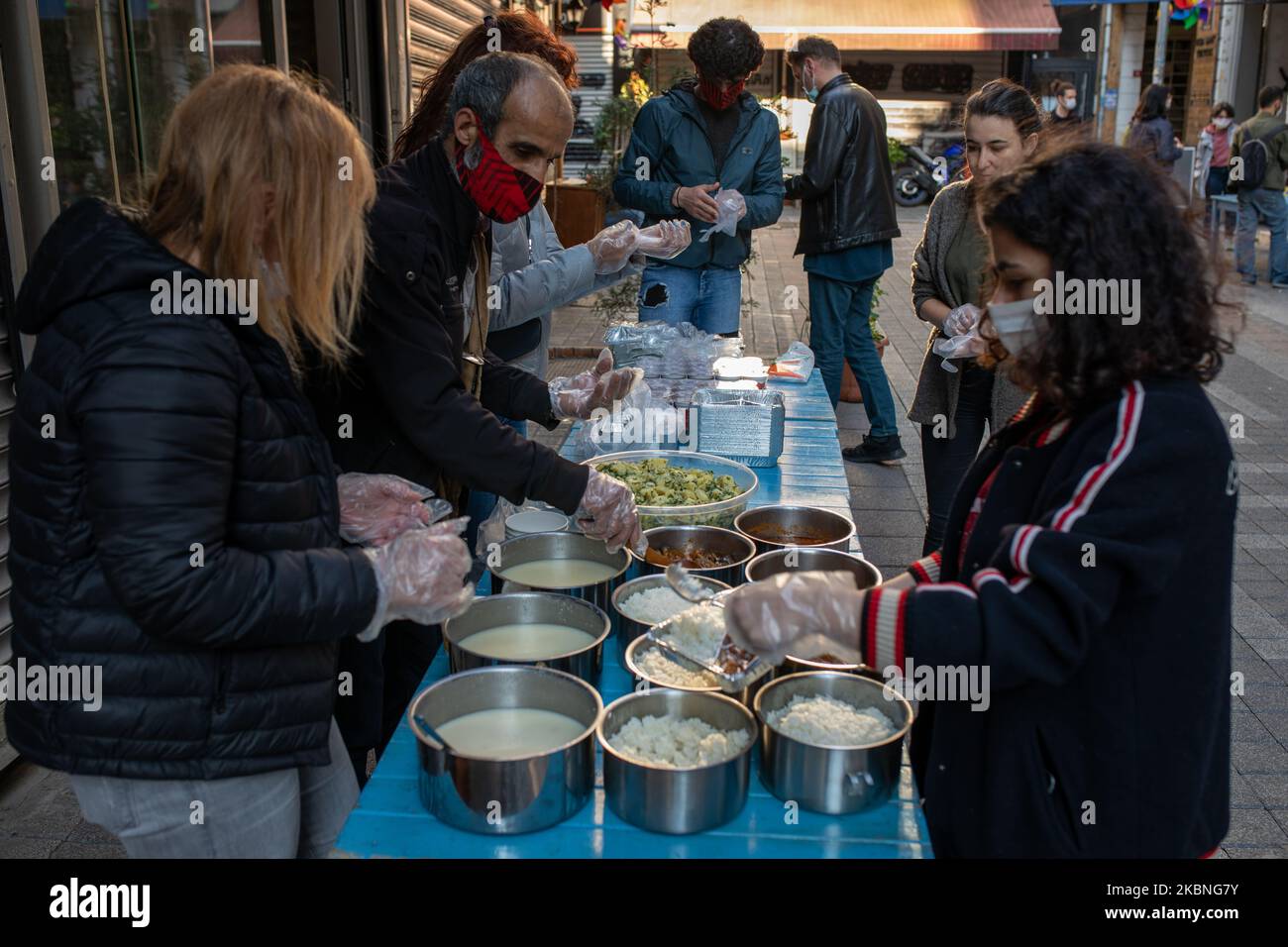 Freiwillige des Kadikoy Solidarity Network verteilen am 8. Mai 2020 Lebensmittel an Obdachlose in Istanbul, Türkei. Kadikoy Solidarity Network wurde von einer Gruppe von Freiwilligen und Ladenbesitzern während der Coronavirus-Pandemie gegründet. Sie sammeln Nahrung und Kleidung und verteilen die Vorräte an Obdachlose oder Menschen, die Hilfe benötigen. Der Gesundheitsminister gab am 8. Mai bekannt, dass die Zahl der COVID-19-Fälle 135.569 erreicht hat und die Zahl der Todesopfer bei 3.689 liegt. (Foto von Erhan Demirtas/NurPhoto) Stockfoto