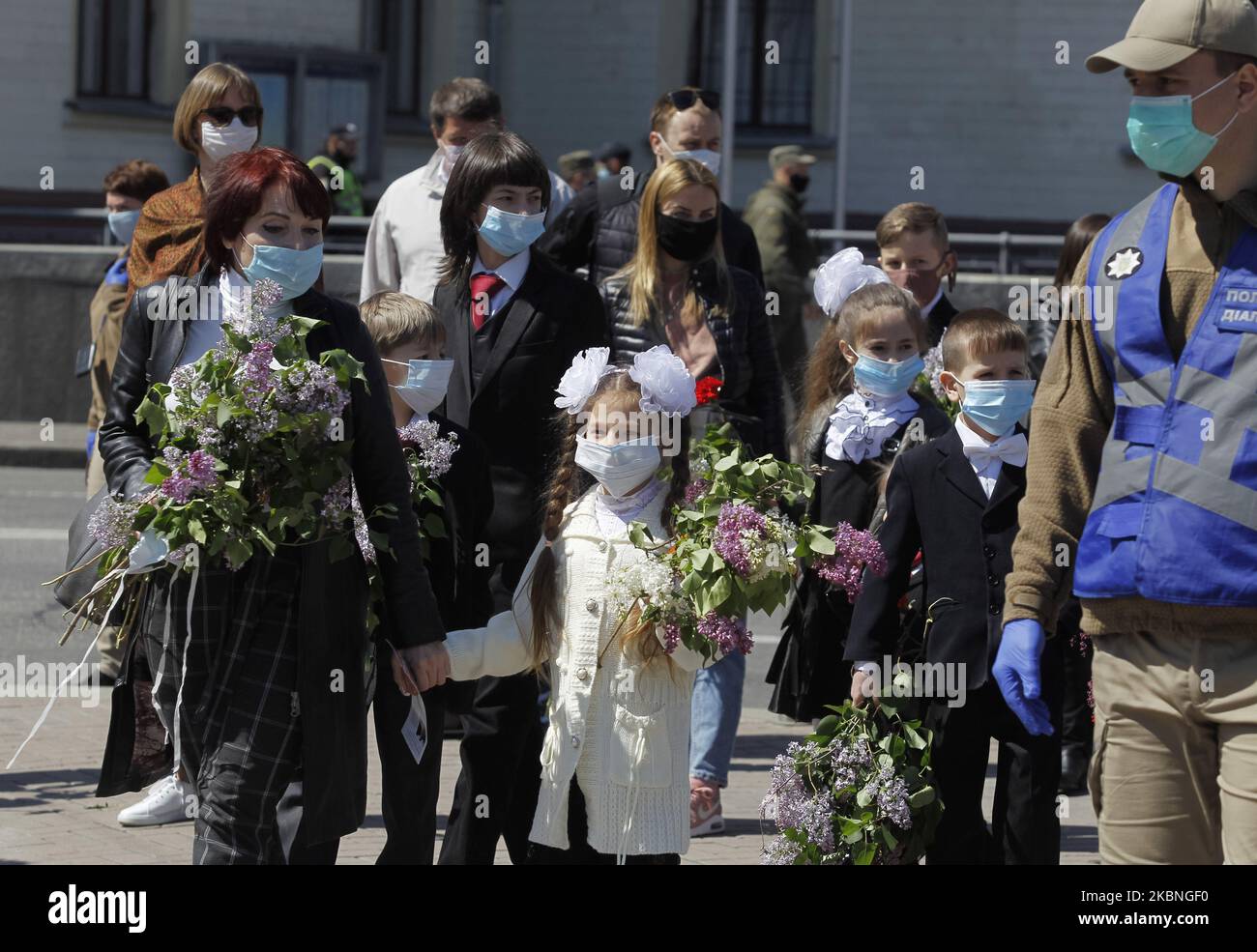 Am 09. Mai 2020 tragen Menschen Blumen zum Denkmal des ewigen Ruhms auf dem Grab des unbekannten Soldaten, während der Feier des Sieges inmitten des Covid-19-Coronavirus-Ausbruchs in Kiew, Ukraine. Die Ukrainer gedenken des 75.. Jahrestages des Sieges über Nazi-Deutschland im Zweiten Weltkrieg. (Foto von STR/NurPhoto) Stockfoto