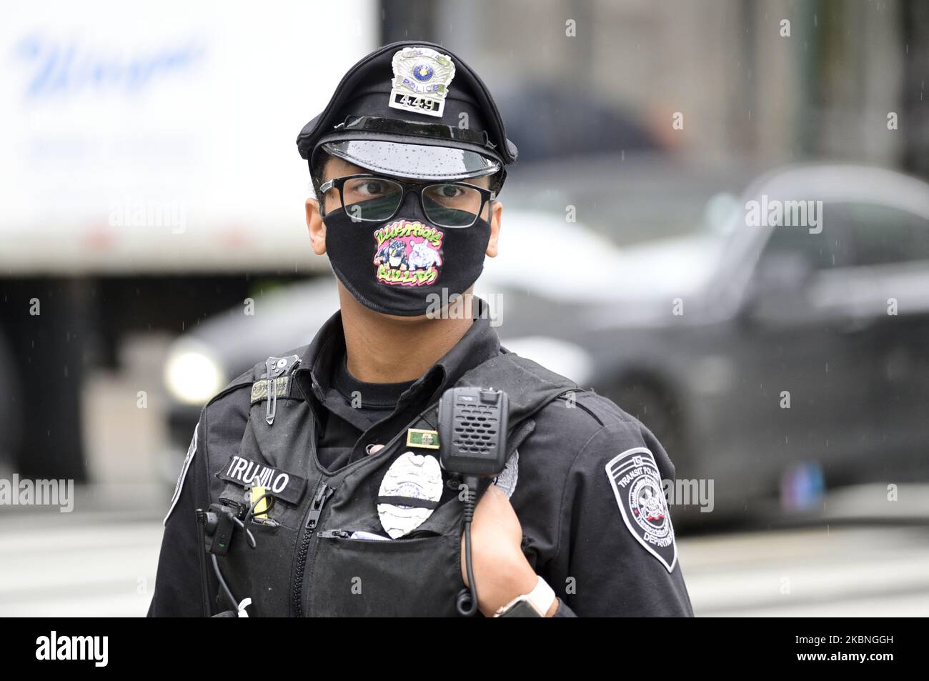 SEPTA Transit Polizeibeamter trägt am 8. Mai 2020 in der Innenstadt von Philadelphia, PA, eine Gesichtsmaske. Etwa ein Dutzend Fahrzeuge nehmen an einer Anti-Quarantäne-Veranstaltung Teil und eröffnen die Wirtschaftskundgebung in der Nähe des Rathauses wieder, nachdem der Gouverneur von Pennsylvania, Tom Wolf, angekündigt hatte, die Aufenthaltsordnung für die Region bis mindestens Juni 4 zu verlängern. (Foto von Bastiaan Slabbers/NurPhoto) Stockfoto