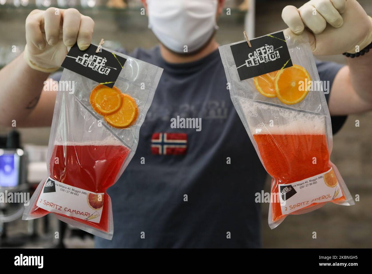 Cocktail zum Mitnehmen in einer Bar in Mailand, Mai 09 2020. Der Manager der Rebelot Bar in der Nähe von Mailand mit Cocktails zum Mitnehmen für die Gäste. Aufgrund des Notfalls von covid-19 ist der öffentliche Zugang zu Bars und Restaurants verboten, und die Manager erfinden neue Lösungen, um Cocktails und Aperitifs zu servieren. (Foto von Mairo Cinquetti/NurPhoto) Stockfoto