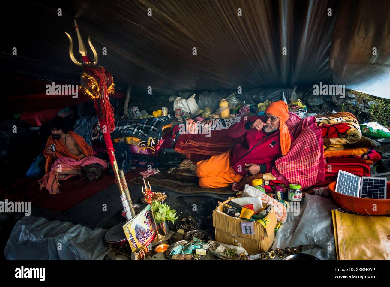 Juli 14. 2022, Himachal Pradesh Indien. Indische Sadhus in traditioneller Safrankleidung in einem Lager während Shri khand Mahadev Kailash Yatra. Stockfoto
