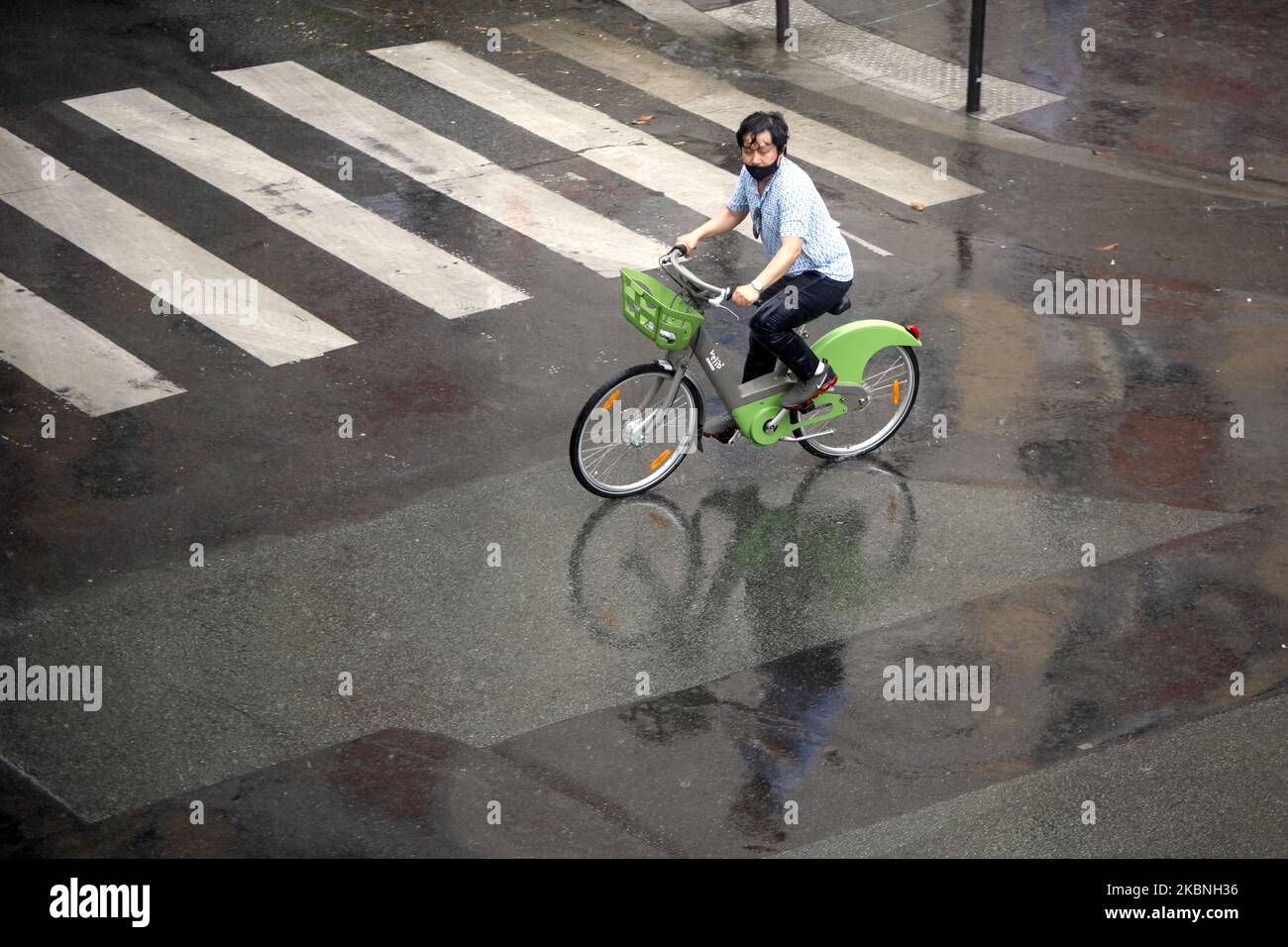 Ein Mann fährt mit dem Fahrrad, als in Frankreich eine Sperre verhängt wird, um die Rate der Coronavirus-Krankheit (COVID-19) zu verlangsamen, 9. Mai 2020. (Foto von Mehdi Taamallah/NurPhoto) Stockfoto