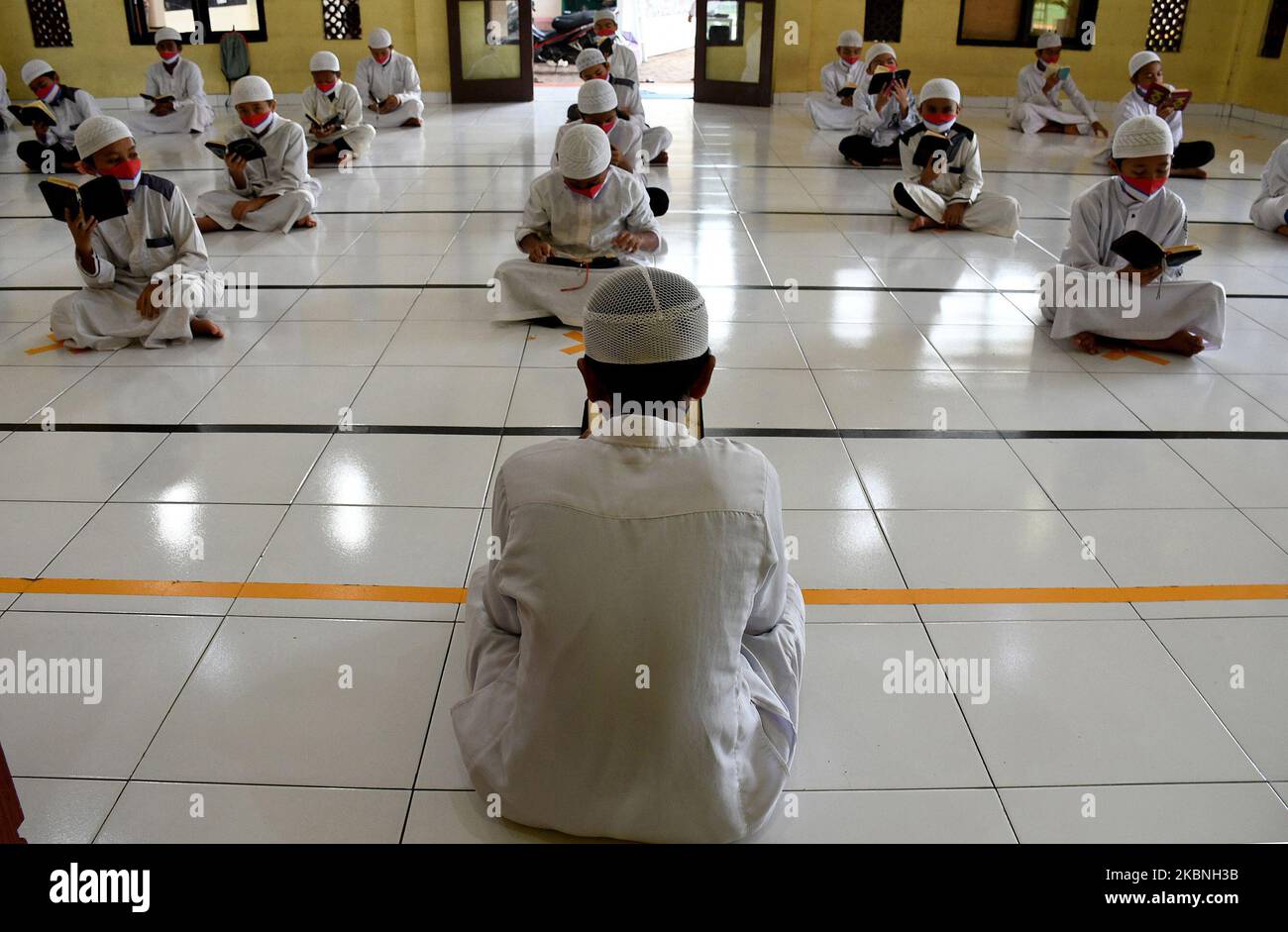 Jugendliche Studenten lasen den Koran am 10. Mai 2020 in Jawa Barat, Indonesien. (Foto von Dasril Roszandi/NurPhoto) Stockfoto