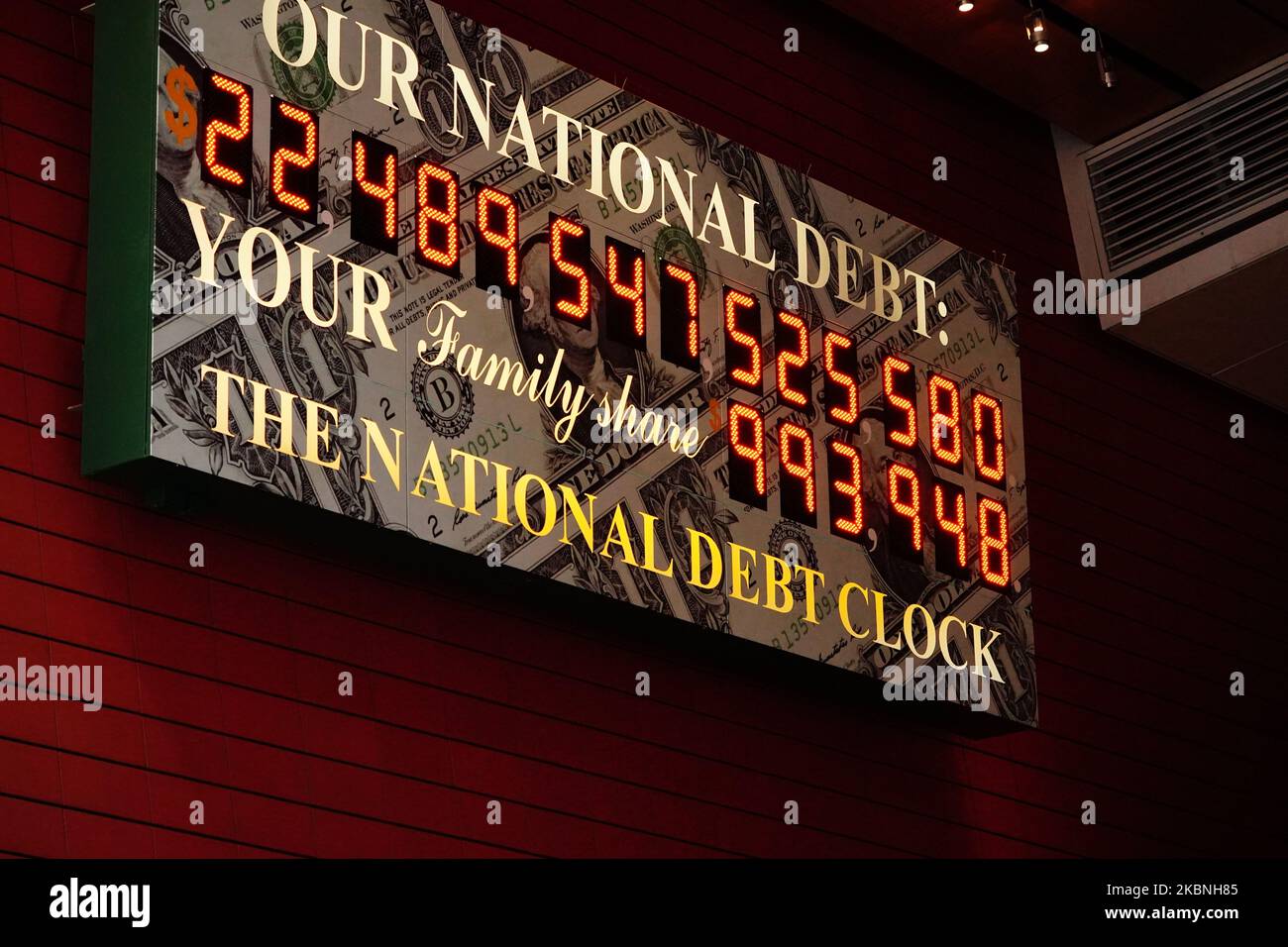Ein Blick auf die National Debt Clock auf dem Times Square in New York City, USA, während der Coronavirus-Pandemie am 9. Mai 2020 in New York City. COVID-19 hat sich in den meisten Ländern der Welt verbreitet und forderte über 270.000 Menschenleben mit über 3,9 Millionen gemeldeten Infektionen. (Foto von John Nacion/NurPhoto) Stockfoto