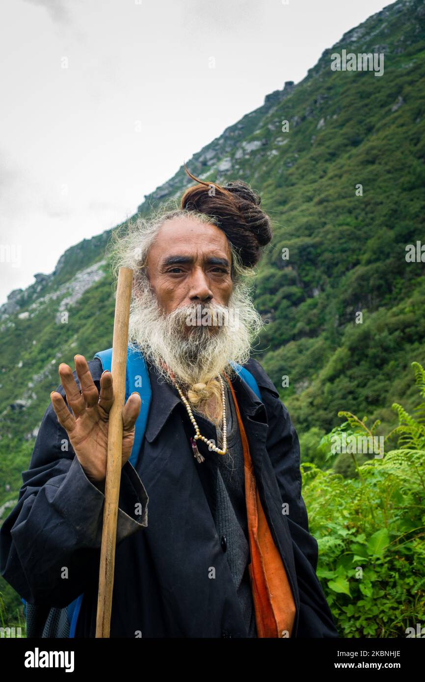 Juli 14. 2022, Himachal Pradesh Indien. Porträt eines indischen Sadhu mit Schreckenschloss Mann Bun geben Segen mit Händen während Shrikhand Mahadev Kailas Stockfoto