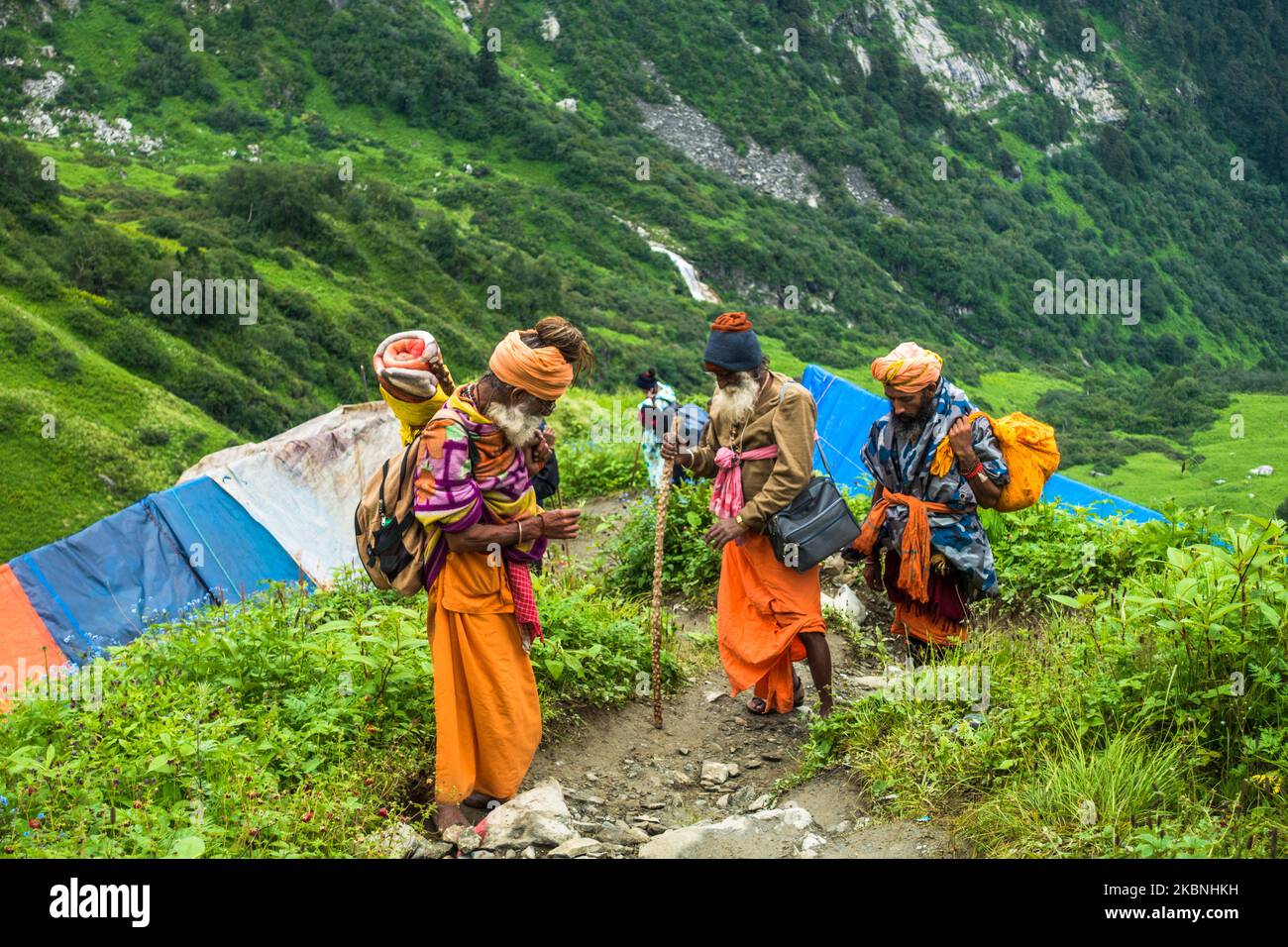 Juli 14. 2022, Himachal Pradesh Indien. Himalayan Sadhus Trekking in den Bergen während Shrikhand Mahadev Kailash Yatra. Stockfoto