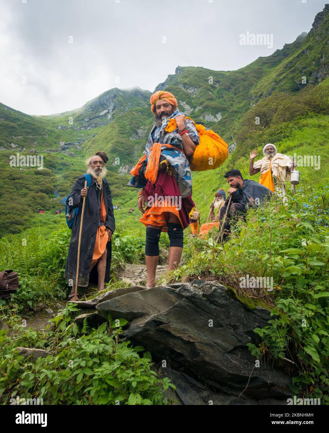 Juli 14. 2022, Himachal Pradesh Indien. Himalayan Sadhus Trekking in den Bergen während Shrikhand Mahadev Kailash Yatra. Stockfoto