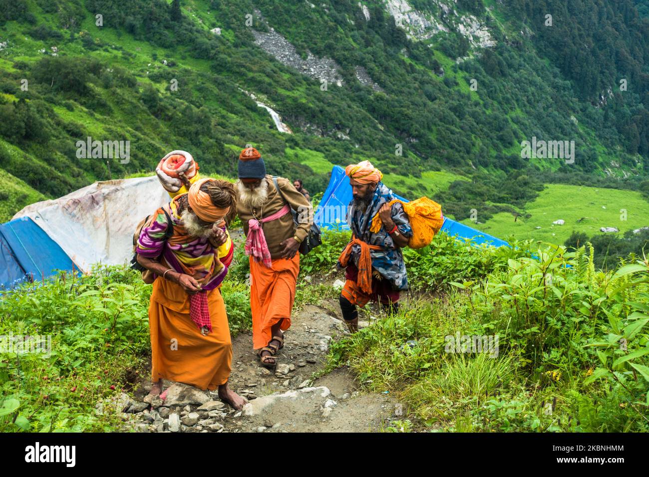 Juli 14. 2022, Himachal Pradesh Indien. Himalayan Sadhus Trekking in den Bergen während Shrikhand Mahadev Kailash Yatra. Stockfoto