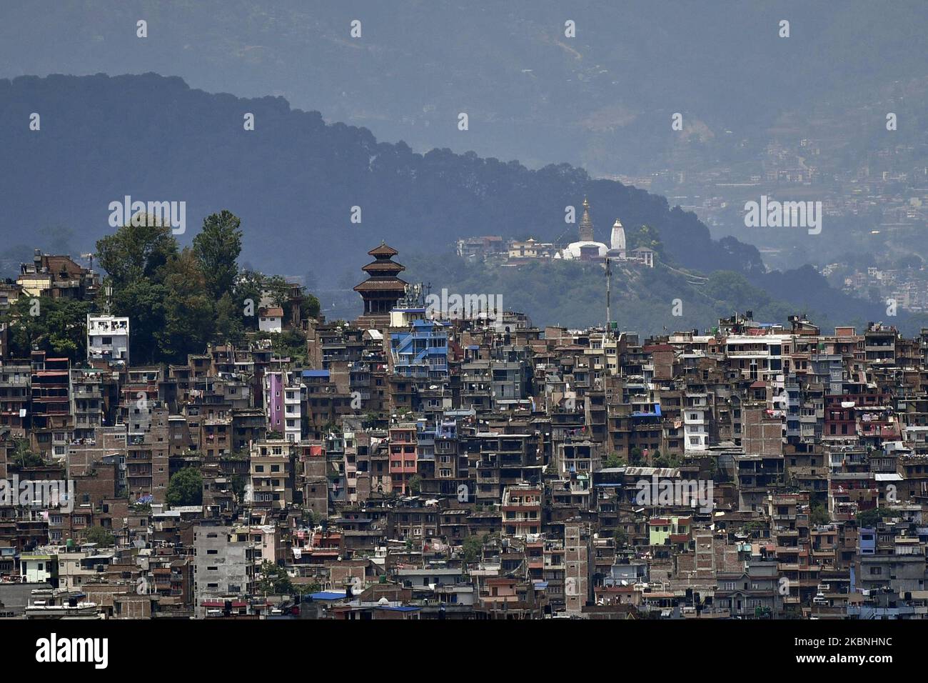 Der Himmel ist klar und die Stadtlandschaften entlang von Monumenten, die von Kathmandu aus während der landesweiten Sperrung gesehen wurden, da Bedenken hinsichtlich der Ausbreitung des Corona Virus (COVID-19) in Kirtipur, Kathmandu, Nepal, am 09. Mai 2020 bestehen. Die landesweite Sperrung hat zu einer Verringerung der Luftverschmutzung im Kathmandu Valley geführt, das immer wieder zu den am stärksten verschmutzten Städten der Welt zählt. (Foto von Narayan Maharjan/NurPhoto) Stockfoto