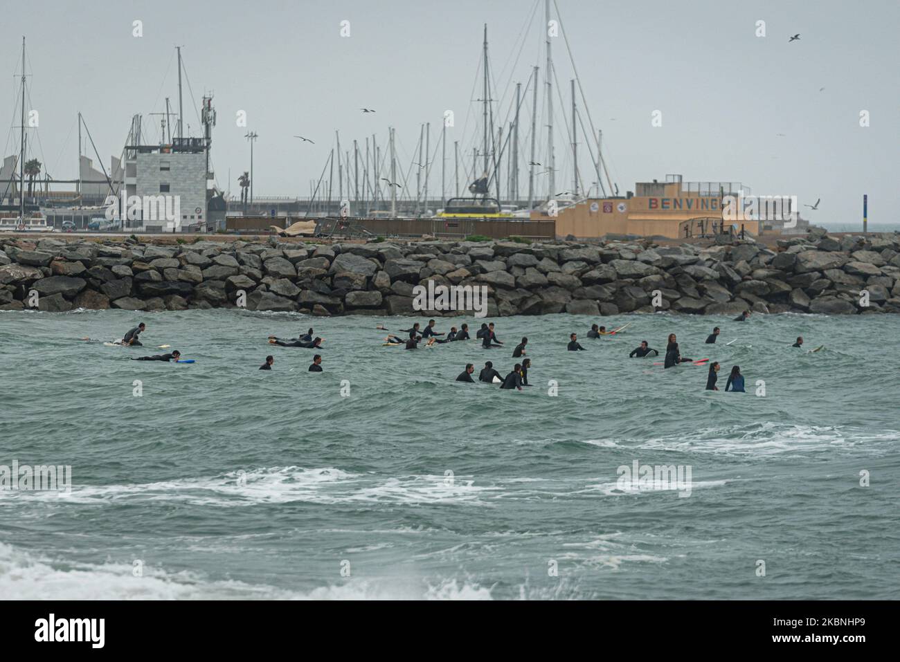 Die Menschen surfen am Strand, der nach den von der Regierung aufgrund des Coronavirus am 09. Mai 2020 in Barcelona, Spanien, verhängten Sperrmaßnahmen für sportliche Aktivitäten wieder geöffnet wurde. Es ist das erste Wochenende, dass der Strand in Barcelona zum Surfen und Schwimmen geöffnet wurde. Viele Surfer haben am Morgen und am Abend unter Aufsicht der Polizei gesurft, um einige nicht überwachte Gebiete nicht zu überqueren. (Foto von Adria Salido Zarco/NurPhoto) Stockfoto