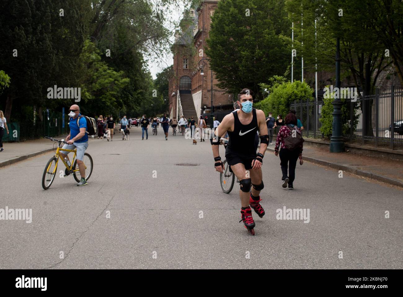 Ein Skater im Parco del Valentino (Valentino Park) am ersten Wochenende der zweiten Phase (2) des COVID-19-Coronavirus-Notfalls in Turin, Italien, am 9. Mai 2020. Während der Phase zwei Italiener dürfen zur Arbeit zurückkehren, ihre Verwandten besuchen, um Outdoor-Sport zu betreiben. (Foto von Mauro Ujetto/NurPhoto) Stockfoto