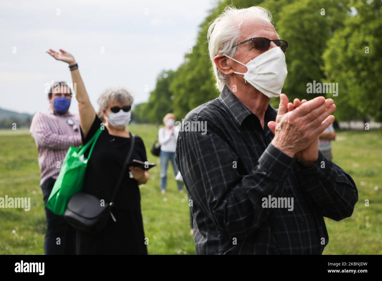 Wahlen finden statt 'Du, bitte stimmst ab!' Wurde im Park von Blonia vom KOD (Komitee zur Verteidigung der Demokratie) an einem Tag der „Geisterwahl“ des Präsidenten organisiert. Krakau, Polen, am 10.. Mai 2020. Die polnischen Präsidentschaftswahlen wurden formell weder verschoben noch abgesagt, weil Regierung und Opposition sich während der Coronavirus-Pandemie nicht auf eine verfassungsmäßige und sichere Lösung einigen konnten. (Foto von Beata Zawrzel/NurPhoto) Stockfoto