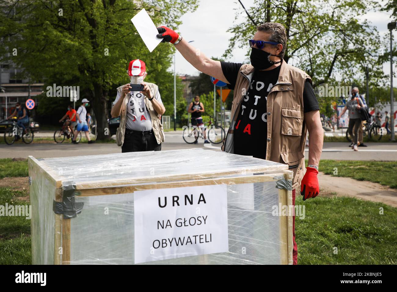 Wahlen finden statt 'Du, bitte stimmst ab!' Wurde im Park von Blonia vom KOD (Komitee zur Verteidigung der Demokratie) an einem Tag der „Geisterwahl“ des Präsidenten organisiert. Krakau, Polen, am 10.. Mai 2020. Die polnischen Präsidentschaftswahlen wurden formell weder verschoben noch abgesagt, weil Regierung und Opposition sich während der Coronavirus-Pandemie nicht auf eine verfassungsmäßige und sichere Lösung einigen konnten. (Foto von Beata Zawrzel/NurPhoto) Stockfoto