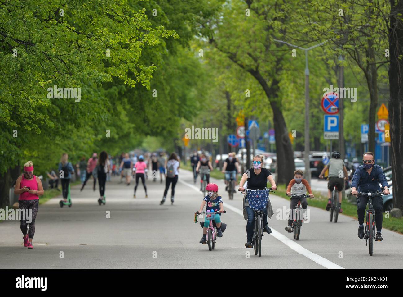 Eine große Menschenmenge gesehen im Blonia Park in Krakau am Sonntagnachmittag. Heute werden die Temperaturen auf 27-28 Grad Celsius prognostiziert. Für den heutigen Abend und den morgigen Tag wird jedoch eine plötzliche Wetteränderung vorhergesagt, mit Temperaturen, die tagsüber auf etwa 12 Grad sinken, und starken Winden, Regen und Frost in der Nacht. Am Montag, den 11. Mai 2020, in Krakau, Polen. (Foto von Artur Widak/NurPhoto) Stockfoto