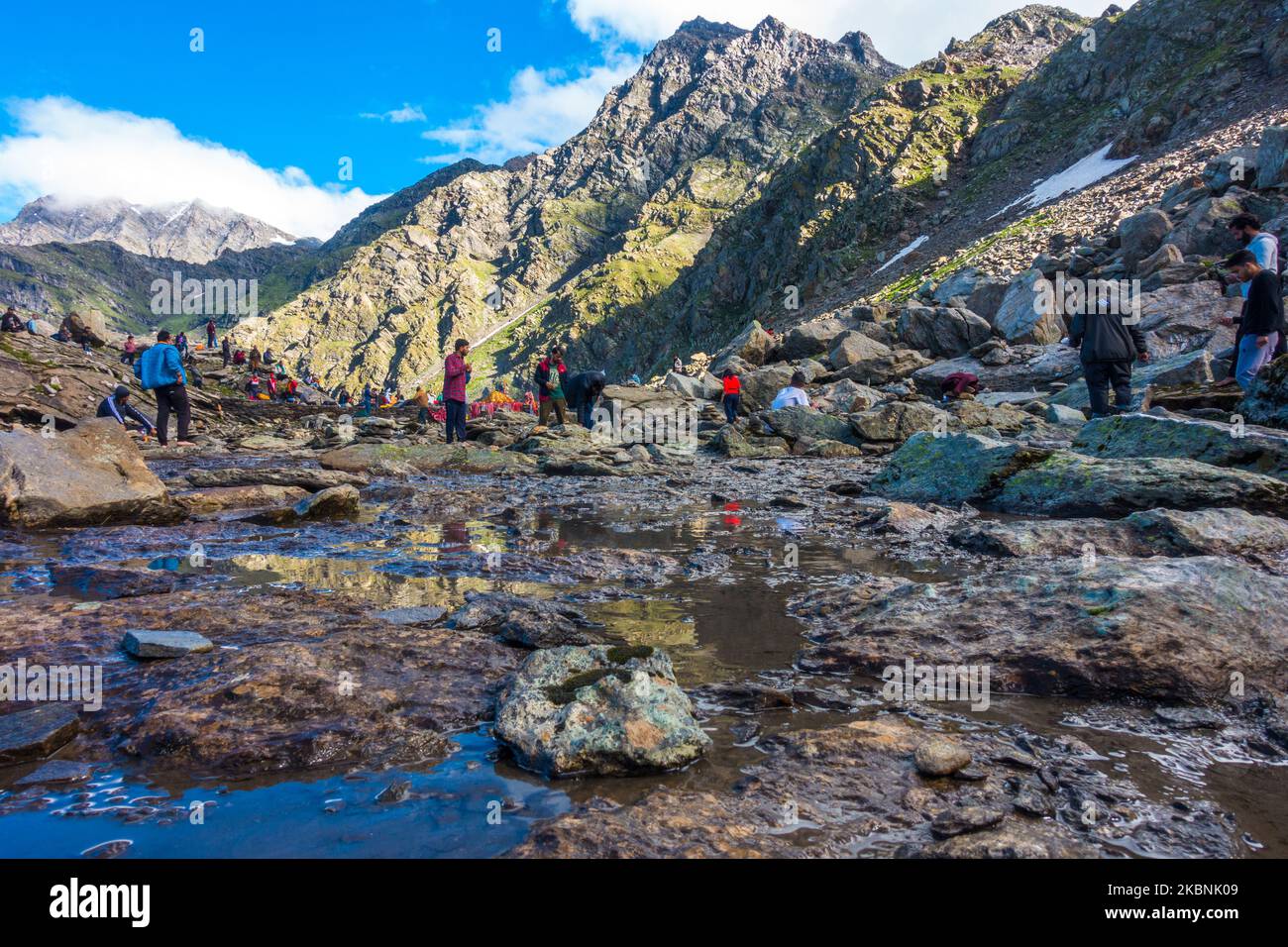 Juli 14. 2022, Himachal Pradesh Indien. Eifrige Anhänger, die ihre Gebete am Nain Sarovar See während Shrikhand Mahadev Kailash Yatra im Himalaya darbringen Stockfoto