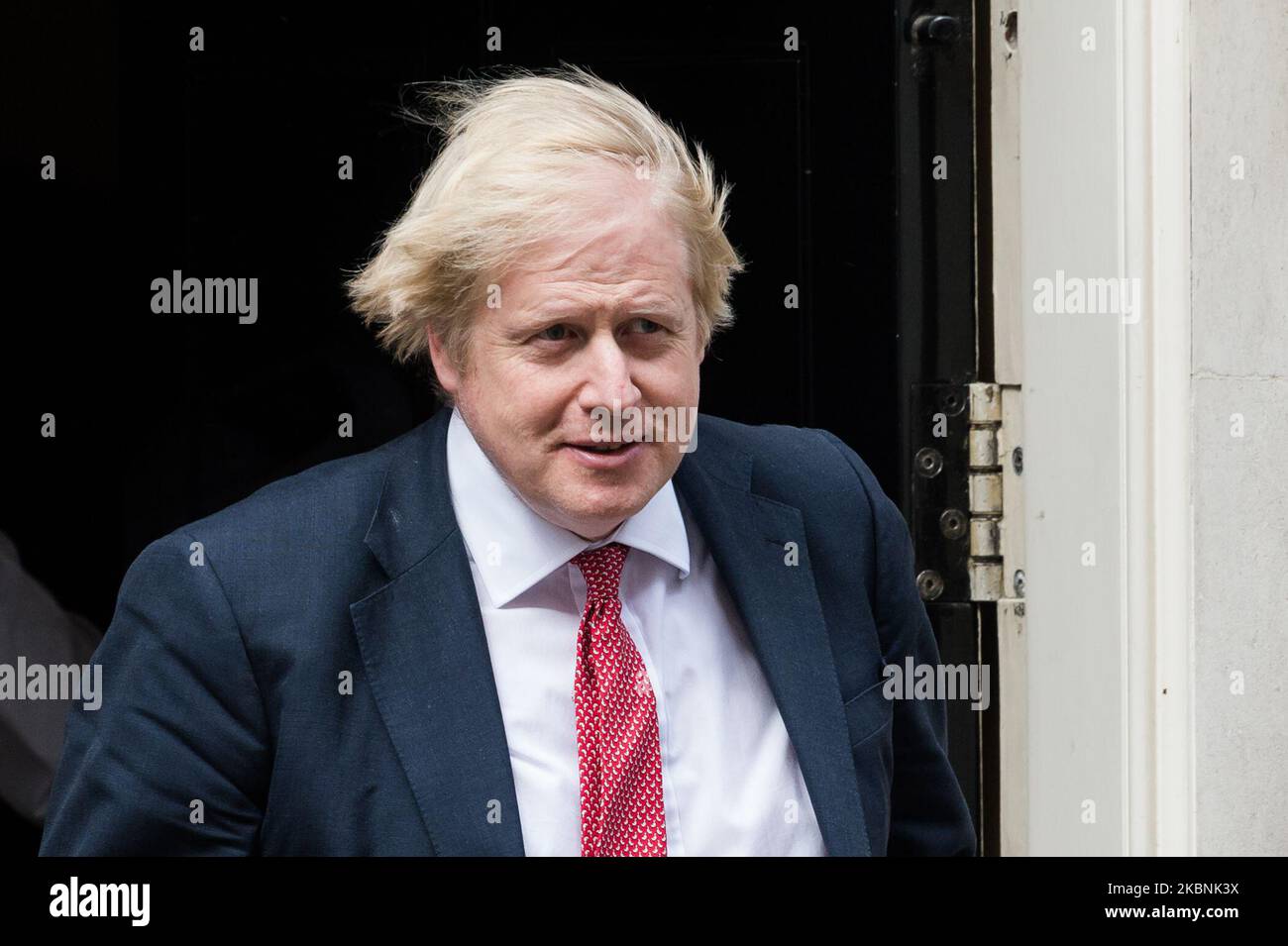 Der britische Premierminister Boris Johnson verlässt die Downing Street 10, um am 11. Mai 2020 in London, England, eine Erklärung zu seinem dreistufigen Plan zur Lockerung der Beschränkungen des Coronavirus abzugeben. In einer Fernsehansprache an die Nation gestern Abend ermutigte Boris Johnson die Arbeiter zur Rückkehr zur Arbeit, wobei er möglichst die öffentlichen Verkehrsmittel vermied, und kündigte an, dass die Menschen ab Mittwoch das Haus für Freizeitaktivitäten im Freien verlassen können. (Foto von Wiktor Szymanowicz/NurPhoto) Stockfoto
