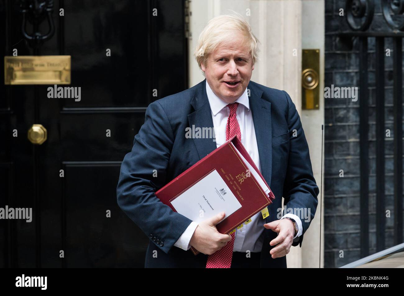 Der britische Premierminister Boris Johnson verlässt die Downing Street 10, um am 11. Mai 2020 in London, England, eine Erklärung zu seinem dreistufigen Plan zur Lockerung der Beschränkungen des Coronavirus abzugeben. In einer Fernsehansprache an die Nation gestern Abend ermutigte Boris Johnson die Arbeiter zur Rückkehr zur Arbeit, wobei er möglichst die öffentlichen Verkehrsmittel vermied, und kündigte an, dass die Menschen ab Mittwoch das Haus für Freizeitaktivitäten im Freien verlassen können. (Foto von Wiktor Szymanowicz/NurPhoto) Stockfoto