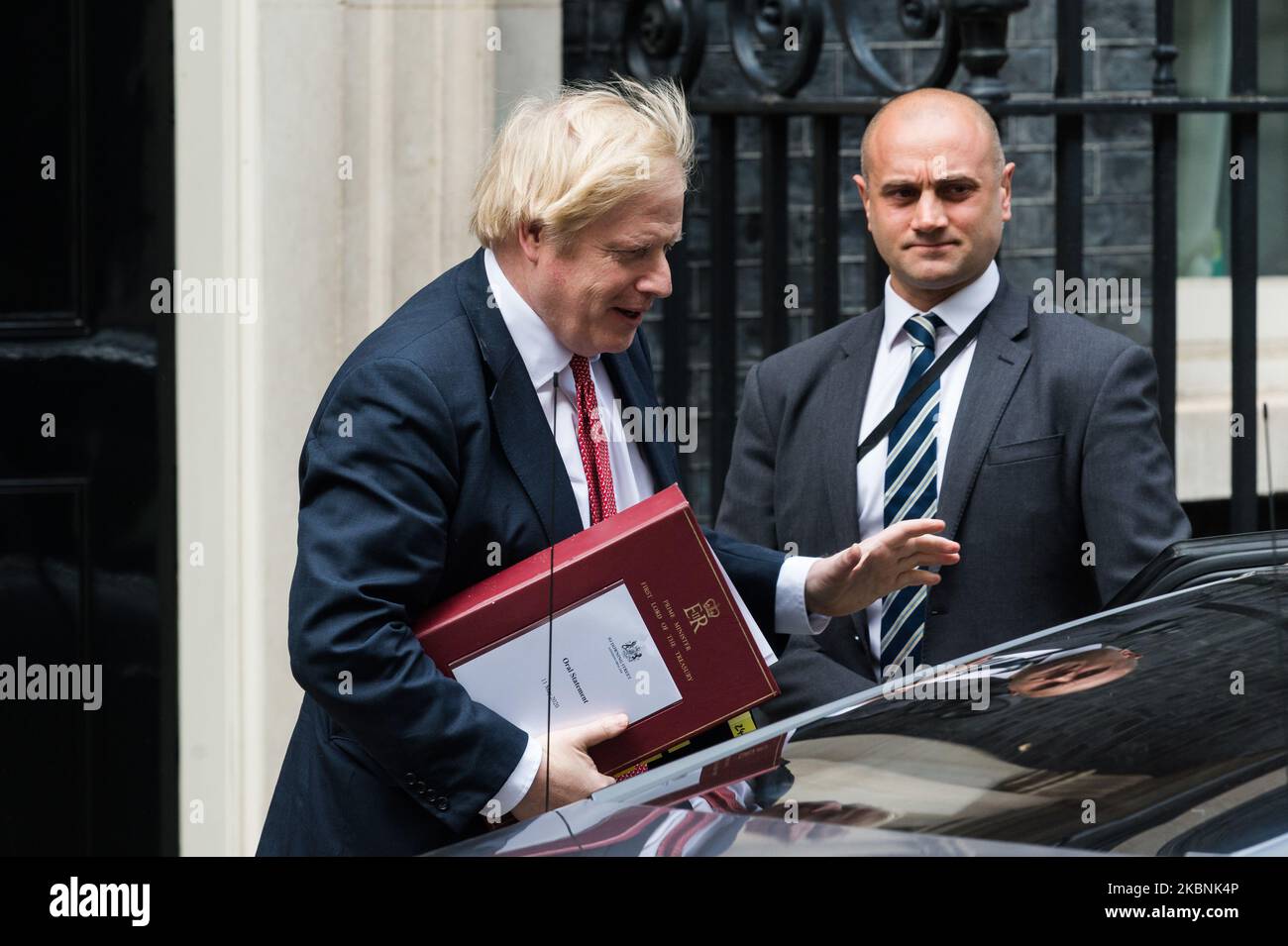 Der britische Premierminister Boris Johnson verlässt die Downing Street 10, um am 11. Mai 2020 in London, England, eine Erklärung zu seinem dreistufigen Plan zur Lockerung der Beschränkungen des Coronavirus abzugeben. In einer Fernsehansprache an die Nation gestern Abend ermutigte Boris Johnson die Arbeiter zur Rückkehr zur Arbeit, wobei er möglichst die öffentlichen Verkehrsmittel vermied, und kündigte an, dass die Menschen ab Mittwoch das Haus für Freizeitaktivitäten im Freien verlassen können. (Foto von Wiktor Szymanowicz/NurPhoto) Stockfoto