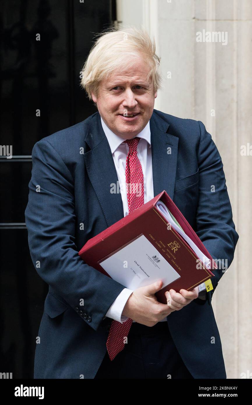 Der britische Premierminister Boris Johnson verlässt die Downing Street 10, um am 11. Mai 2020 in London, England, eine Erklärung zu seinem dreistufigen Plan zur Lockerung der Beschränkungen des Coronavirus abzugeben. In einer Fernsehansprache an die Nation gestern Abend ermutigte Boris Johnson die Arbeiter zur Rückkehr zur Arbeit, wobei er möglichst die öffentlichen Verkehrsmittel vermied, und kündigte an, dass die Menschen ab Mittwoch das Haus für Freizeitaktivitäten im Freien verlassen können. (Foto von Wiktor Szymanowicz/NurPhoto) Stockfoto