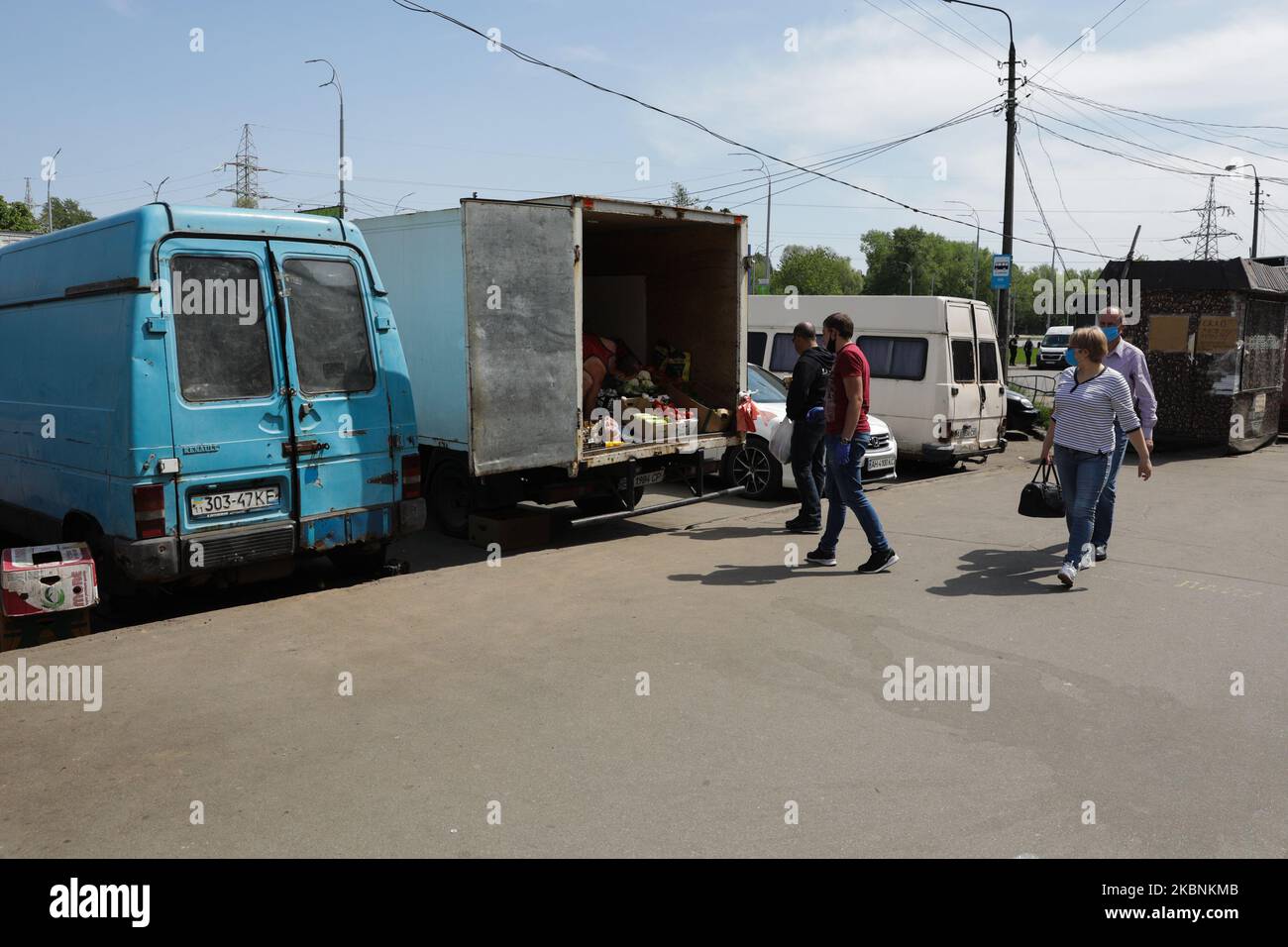 Menschen kaufen Gemüse bei einem Straßenhändler in Kiew, Ukraine, 11. Mai 2020. Die Ukraine erlaubt es, Parks, Plätze, Erholungsgebiete zu besuchen und einige Geschäfte zu eröffnen, da sie allmählich aus der COVID-19-Quarantäne ausbricht (Foto: Sergii Kharchenko/NurPhoto) Stockfoto