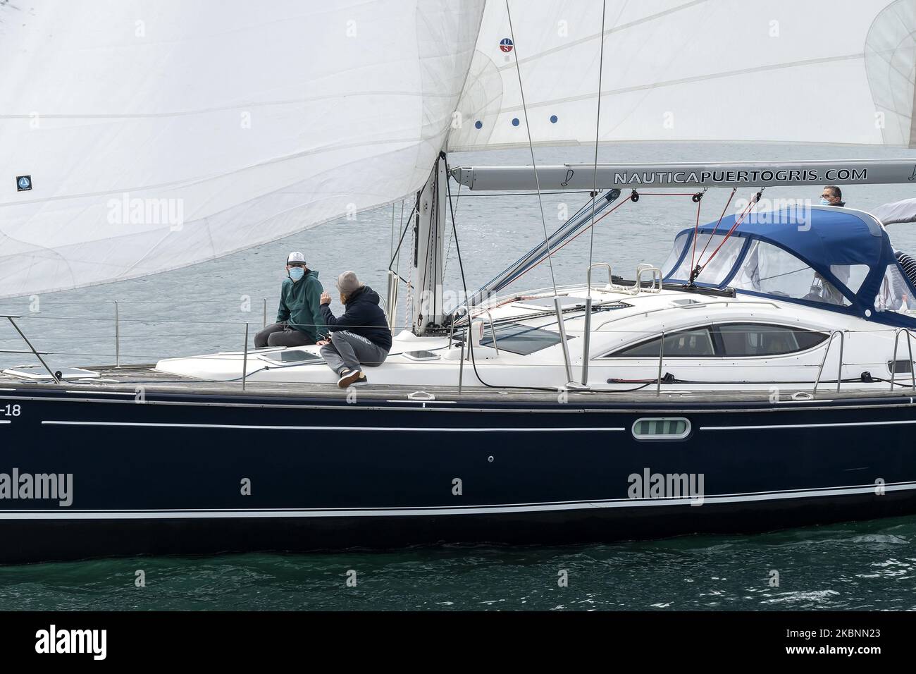 Mit dem Eintreffen der Phase 1 der Deeskalation der Zwangshaft war es in einigen Städten wie Santander, Spanien, am 12. Mai 2020 bereits möglich, zu segeln. (Foto von Joaquin Gomez Sastre/NurPhoto) Stockfoto