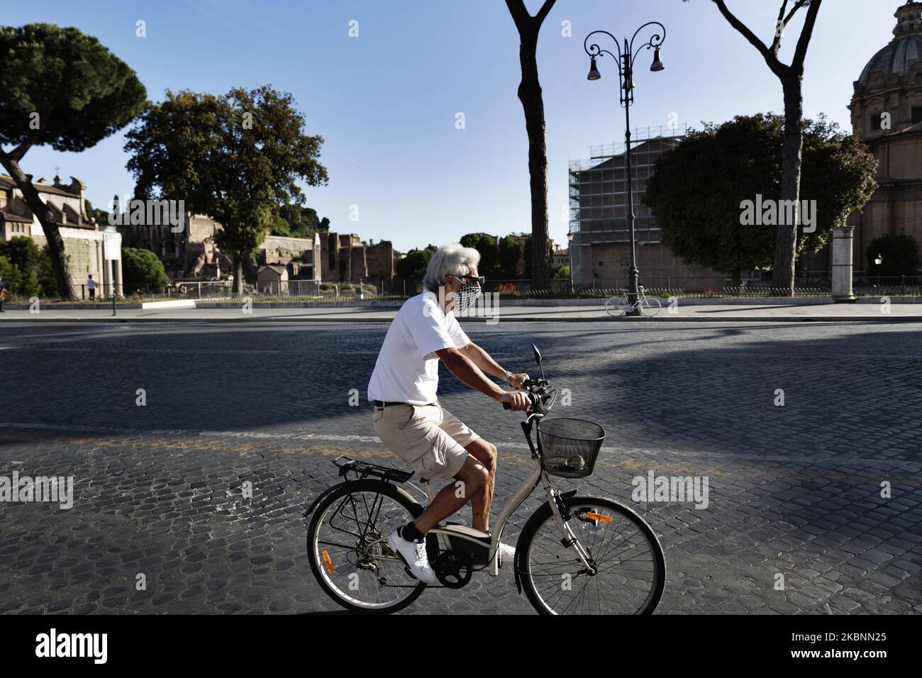 Ein Mann, der während der ‘Fase 2’ (Phase 2) in Roma mit einer Maske unterwegs war, nachdem die Nation aufgrund des Covid-19-Ausbruchs gesperrt wurde, Roma, 12.. Mai, Italien. (Foto von Matteo Trevisan/NurPhoto) Stockfoto