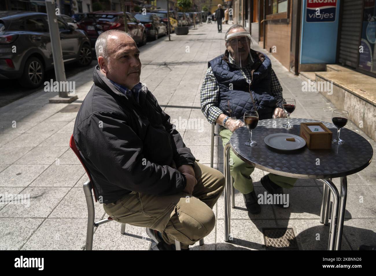 Wo Menschen, die einen Wein trinken, auf einer Terrasse einer Bar in Santander, Spanien, am 12. Mai 2020, die mit dem Eintreffen der Phase 1 der Deeskalation bereits geöffnet werden kann, obwohl die Anzahl der Tische und Gäste begrenzt ist. (Foto von Joaquin Gomez Sastre/NurPhoto) Stockfoto